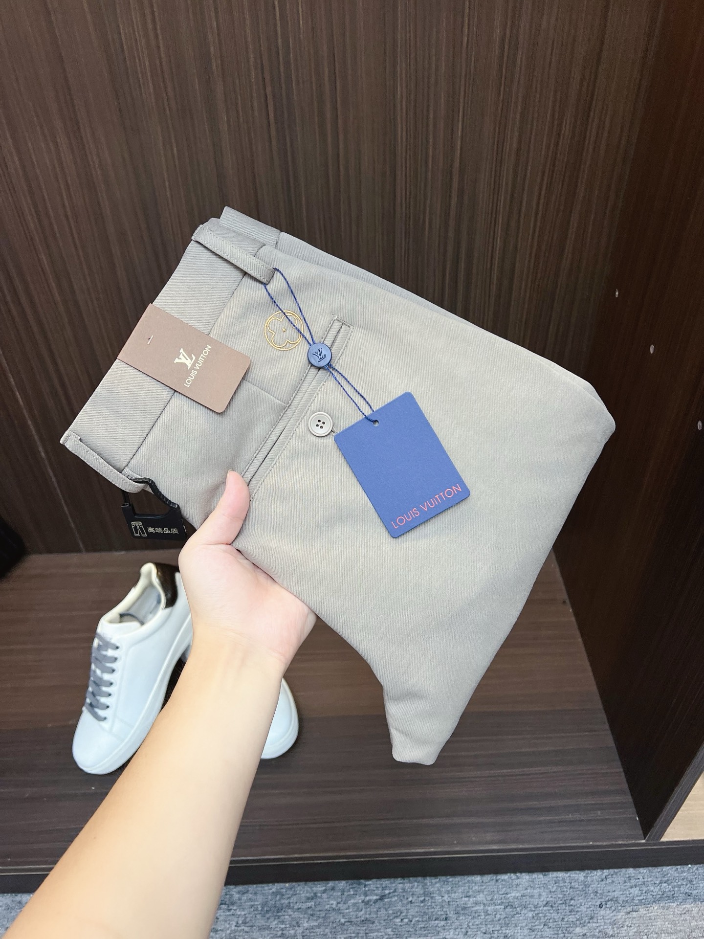 NO:691150,LV's new arrival, 2025 autumn and winter new products, are available at counters. The best casual pants counters in physical stores are original 1:1 good products, suitable for all ages. The highest version of European imported fabrics on the market. Comfortable, soft and skin-friendly, with super upper body effects, fashionable and versatile, straight and stylish, a wardrobe must-have!  Suitable for any occasion. Size: 30-38, Louis Vuitton,19860909LV 新款来袭2025秋冬新款新品 专柜有售 实体店极品休闲裤专柜原版1:1好货,适合各个年龄段.市场最高版本的欧洲进口面料.舒适柔软亲肤,上身效果超级棒时尚百搭,笔挺有型,衣橱必备！适合任何场合穿着 尺码:30-38,,louis vuitton,,Men's clothing