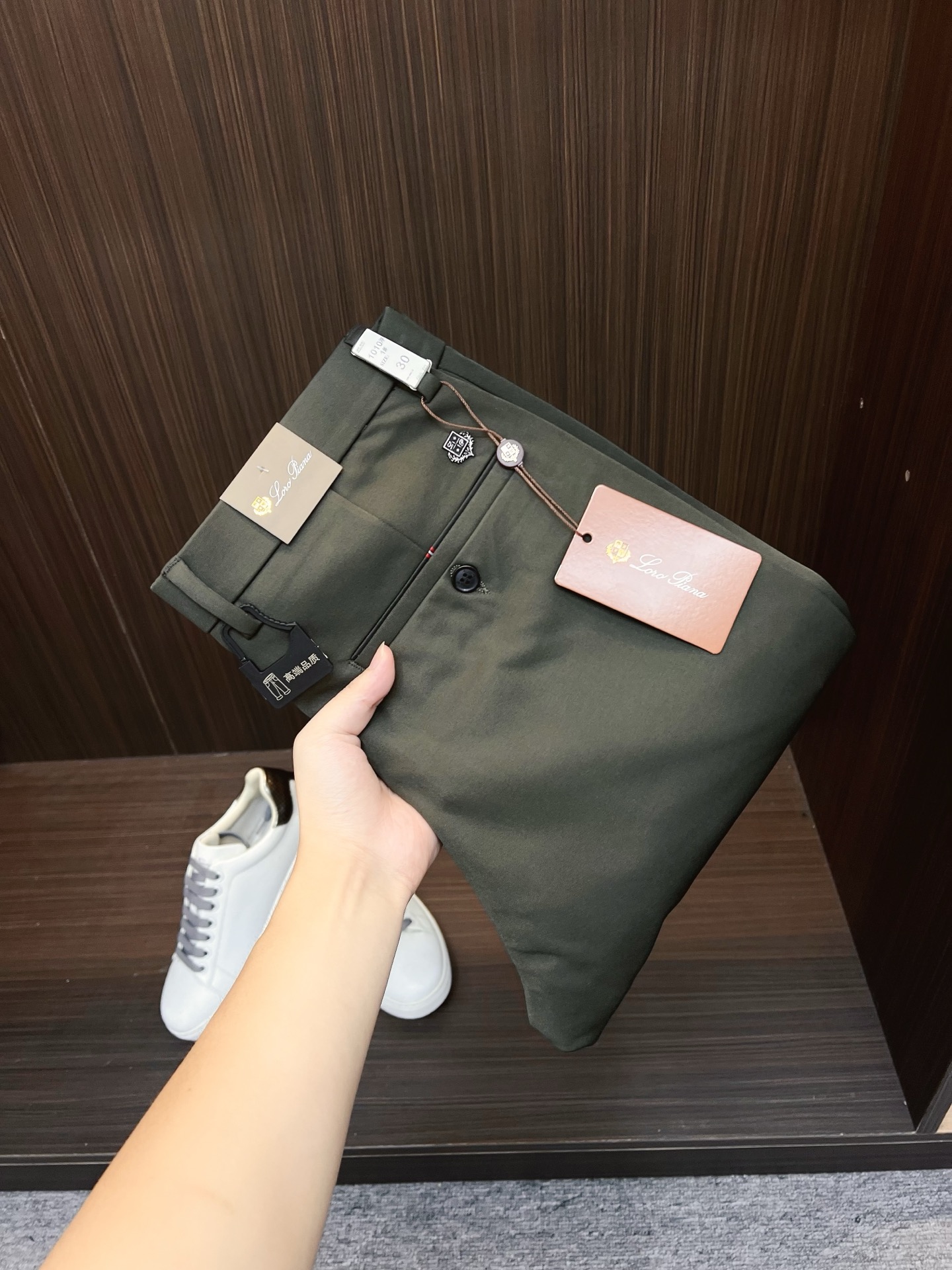 NO:691147,LP new arrival 2025 autumn and winter new products are available at counters. The best casual pants counters in physical stores are original 1:1 goods, suitable for all ages. The highest version of European imported fabrics on the market. Comfortable, soft and skin-friendly, with super upper body effect. Fashionable and versatile, straight and stylish, a wardrobe must-have!  Suitable for any occasion. Sizes: 30-38, loro piana,19860909LP 新款来袭2025秋冬新款新品 专柜有售 实体店极品休闲裤专柜原版1:1好货,适合各个年龄段.市场最高版本的欧洲进口面料.舒适柔软亲肤,上身效果超级棒时尚百搭,笔挺有型,衣橱必备！适合任何场合穿着 尺码:30-38,,loro piana,,Men's clothing