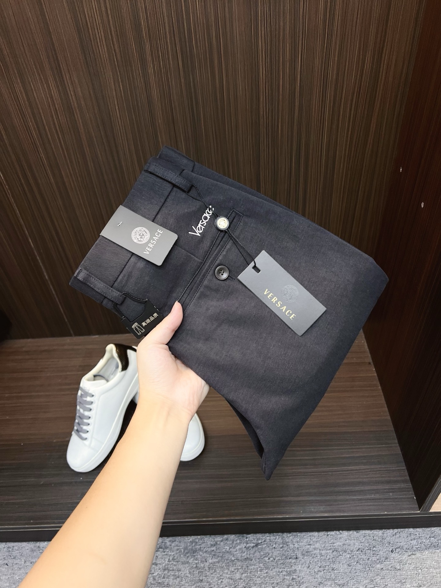 NO:691144,Versace's new arrival, 2025 autumn and winter new products, are available at counters. The best casual pants counters in physical stores are original 1:1 good products, suitable for all ages. The highest version of European imported fabrics on the market. Comfortable, soft and skin-friendly, with super upper body effects, fashionable and versatile, straight and stylish, a wardrobe must-have!  Suitable for any occasion. Sizes: 30-38, versace,19860909范思哲 新款来袭2025秋冬新款新品 专柜有售 实体店极品休闲裤专柜原版1:1好货,适合各个年龄段.市场最高版本的欧洲进口面料.舒适柔软亲肤,上身效果超级棒时尚百搭,笔挺有型,衣橱必备！适合任何场合穿着 尺码:30-38,,versace,,Men's clothing