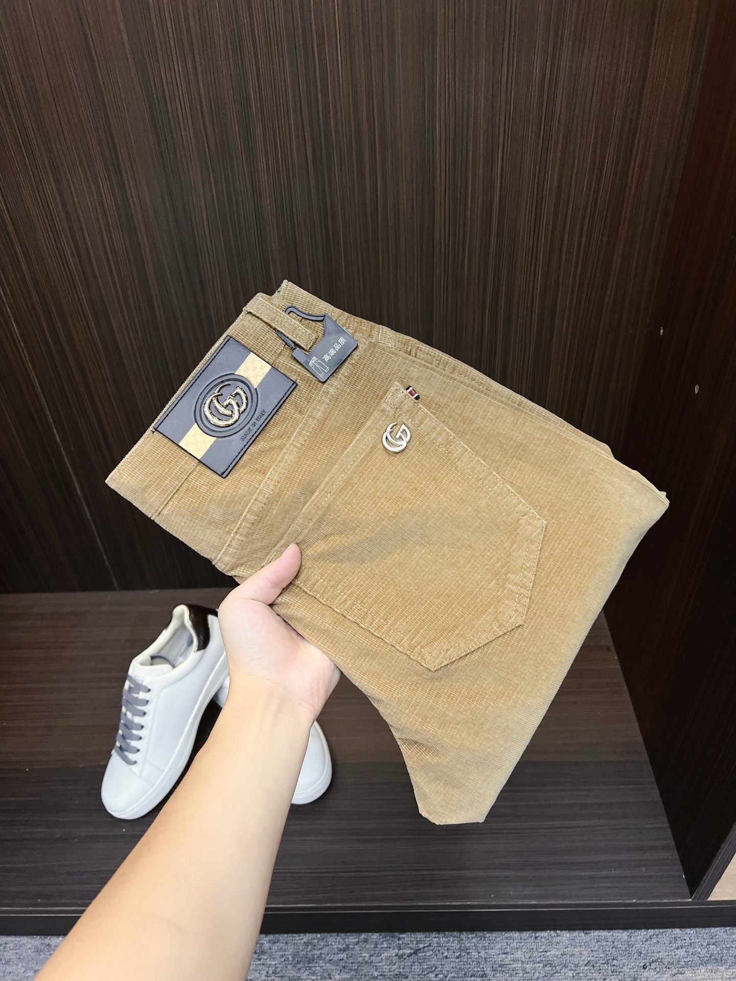 NO:691141,GUCCI Gucci new arrivals 2025 autumn and winter new products are available at counters. The best casual pants counters in physical stores are original 1:1 good products, suitable for all ages. The highest version of European imported fabrics on the market. Comfortable, soft and skin-friendly, the upper body effect is super fashionable and versatile, straight and stylish, a wardrobe must-have!  Suitable for any occasion. Sizes: 30-38, gucci,19860909GUCCI 古奇 新款来袭2025秋冬新款新品 专柜有售 实体店极品休闲裤专柜原版1:1好货,适合各个年龄段.市场最高版本的欧洲进口面料.舒适柔软亲肤,上身效果超级棒时尚百搭,笔挺有型,衣橱必备！适合任何场合穿着 尺码:30-38,,gucci,,Men's clothing