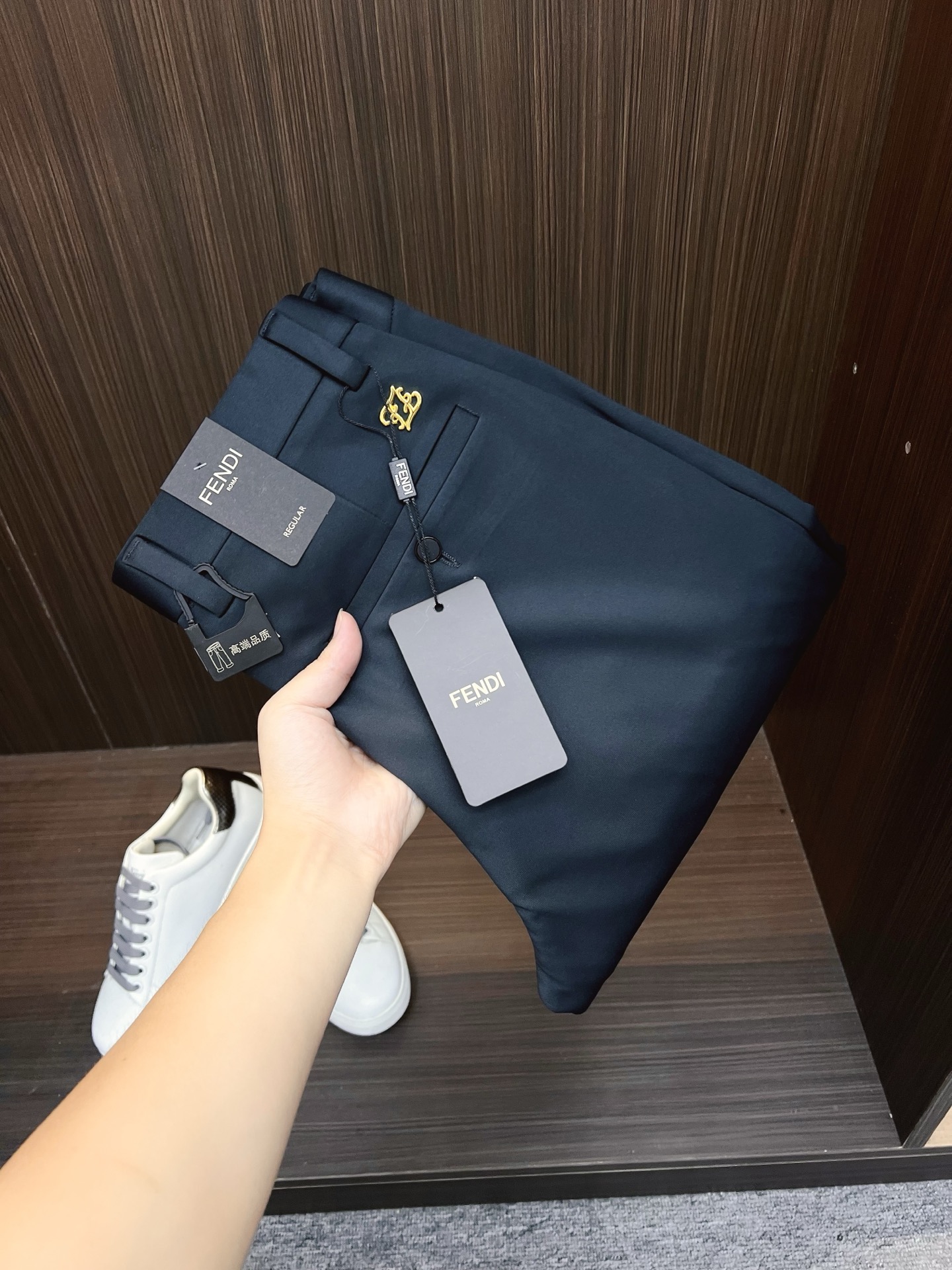 NO:691137,FENDI Fendi's new arrival, 2025 autumn and winter new products, are available at counters. The best casual pants counters in physical stores are original 1:1 good products, suitable for all ages. The highest version of European imported fabrics on the market. Comfortable, soft and skin-friendly, the upper body effect is super fashionable and versatile, straight and stylish, a wardrobe must-have!  Suitable for any occasion. Sizes: 30-38,, fendi, fendi,19860909FENDI 芬迪 新款来袭2025秋冬新款新品 专柜有售 实体店极品休闲裤专柜原版1:1好货,适合各个年龄段.市场最高版本的欧洲进口面料.舒适柔软亲肤,上身效果超级棒时尚百搭,笔挺有型,衣橱必备！适合任何场合穿着 尺码:30-38,,fendi,fendi,,Men's clothing