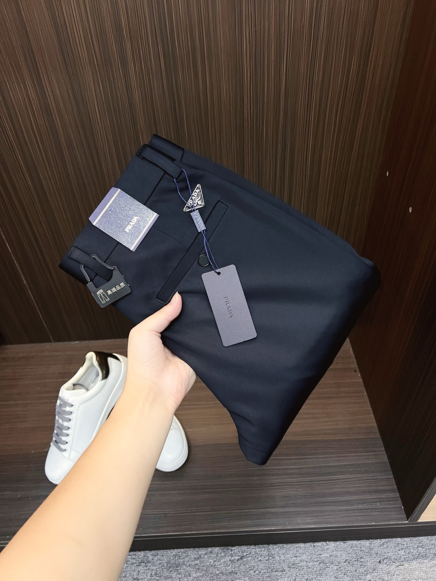 NO:691134,PRADA New arrivals 2025 autumn and winter new products are available at counters. The best casual pants counters in physical stores are original 1:1 good products, suitable for all ages. The highest version of European imported fabrics on the market. Comfortable, soft and skin-friendly, the upper body effect is super fashionable and versatile, straight and stylish, a wardrobe must-have!  Suitable for any occasion. Sizes: 30-38, prada, prada,19860909PRADA 普拉达 新款来袭2025秋冬新款新品 专柜有售 实体店极品休闲裤专柜原版1:1好货,适合各个年龄段.市场最高版本的欧洲进口面料.舒适柔软亲肤,上身效果超级棒时尚百搭,笔挺有型,衣橱必备！适合任何场合穿着 尺码:30-38,,prada,prada,,Men's clothing