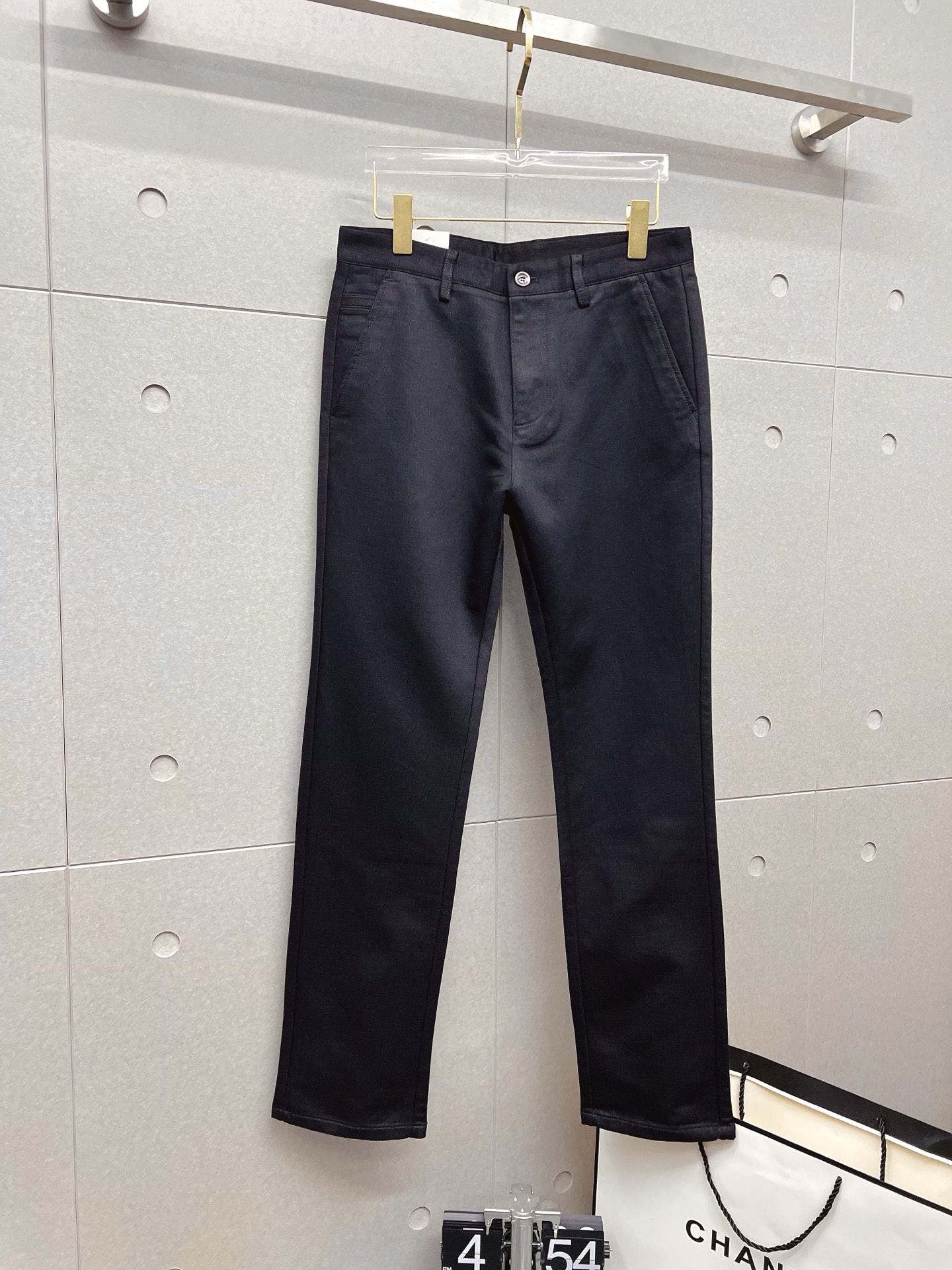 NO:610641,TB new arrival 2025 autumn and winter new products are available at counters. The best casual pants counters in physical stores are original 1:1 goods, suitable for all ages. The highest version of European imported fabrics on the market. Comfortable, soft and skin-friendly, with super upper body effect. Fashionable and versatile, straight and stylish, a wardrobe must-have!  Suitable for any occasion. Size: 30-38, alexander wang19860909TB 新款来袭2025秋冬新款新品 专柜有售 实体店极品休闲裤专柜原版1:1好货,适合各个年龄段.市场最高版本的欧洲进口面料.舒适柔软亲肤,上身效果超级棒时尚百搭,笔挺有型,衣橱必备！适合任何场合穿着 尺码:30-38,,alexander wang,Men's clothing