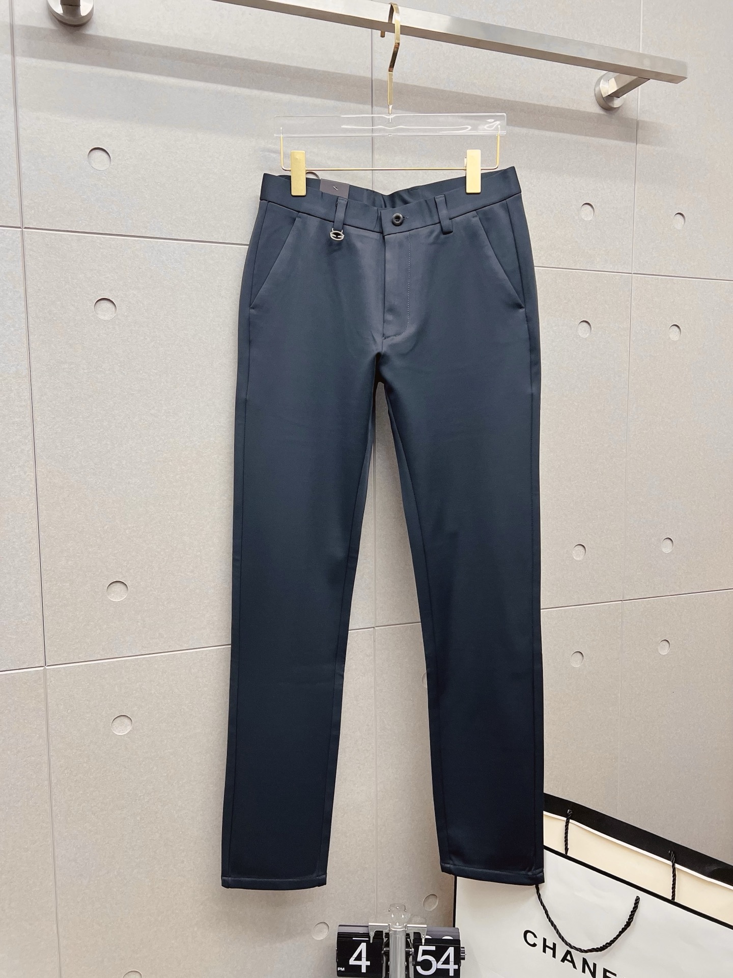 NO:610653,FENDI Fendi's new arrival, 2025 autumn and winter new products, are available at counters. The best casual pants counters in physical stores are original 1:1 good products, suitable for all ages. The highest version of European imported fabrics on the market. Comfortable, soft and skin-friendly, the upper body effect is super fashionable and versatile, straight and stylish, a wardrobe must-have!  Suitable for any occasion. Sizes: 30-38, fendi, fendi, alexander wang19860909FENDI 芬迪 新款来袭2025秋冬新款新品 专柜有售 实体店极品休闲裤专柜原版1:1好货,适合各个年龄段.市场最高版本的欧洲进口面料.舒适柔软亲肤,上身效果超级棒时尚百搭,笔挺有型,衣橱必备！适合任何场合穿着 尺码:30-38,,fendi,fendi,alexander wang,Men's clothing