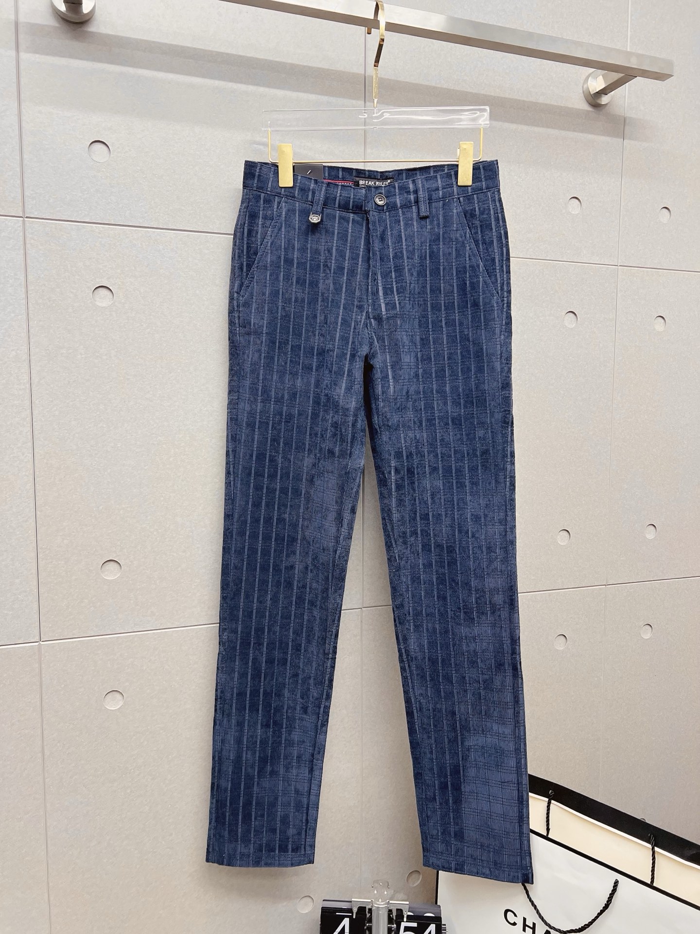 NO:610665,Versace's new arrival, 2025 autumn and winter new products, are available at counters. The best casual pants counters in physical stores are original 1:1 good products, suitable for all ages. The highest version of European imported fabrics on the market. Comfortable, soft and skin-friendly, with super upper body effects, fashionable and versatile, straight and stylish, a wardrobe must-have!  Suitable for any occasion. Sizes: 30-38, versace, alexander wang19860909范思哲 新款来袭2025秋冬新款新品 专柜有售 实体店极品休闲裤专柜原版1:1好货,适合各个年龄段.市场最高版本的欧洲进口面料.舒适柔软亲肤,上身效果超级棒时尚百搭,笔挺有型,衣橱必备！适合任何场合穿着 尺码:30-38,,versace,alexander wang,Men's clothing