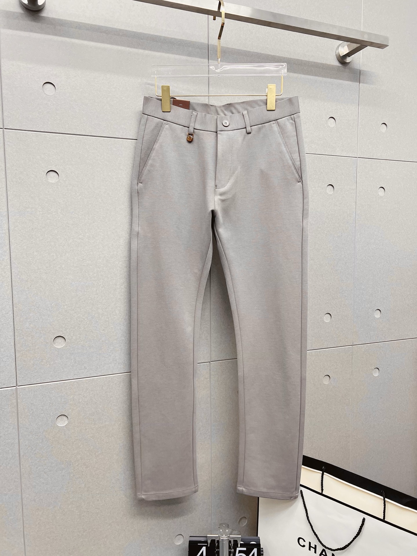 NO:610671,LV's new arrival, 2025 autumn and winter new products, are available at counters. The best casual pants counters in physical stores are original 1:1 good products, suitable for all ages. The highest version of European imported fabrics on the market. Comfortable, soft and skin-friendly, with super upper body effects, fashionable and versatile, straight and stylish, a wardrobe must-have!  Suitable for any occasion. Size: 30-38, louis vuitton, alexander wang19860909LV 新款来袭2025秋冬新款新品 专柜有售 实体店极品休闲裤专柜原版1:1好货,适合各个年龄段.市场最高版本的欧洲进口面料.舒适柔软亲肤,上身效果超级棒时尚百搭,笔挺有型,衣橱必备！适合任何场合穿着 尺码:30-38,,louis vuitton,alexander wang,Men's clothing