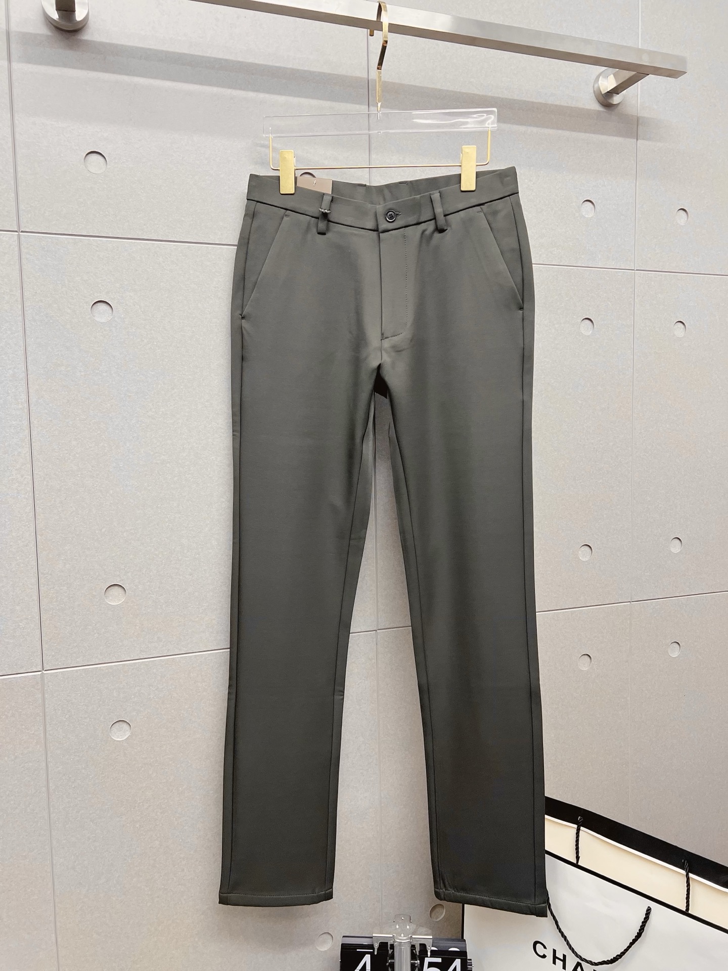 NO:610676,LP new arrival 2025 autumn and winter new products are available at counters. The best casual pants counters in physical stores are original 1:1 goods, suitable for all ages. The highest version of European imported fabrics on the market. Comfortable, soft and skin-friendly, with super upper body effect. Fashionable and versatile, straight and stylish, a wardrobe must-have!  Suitable for any occasion. Size: 30-38, loro piana, alexander wang19860909LP 新款来袭2025秋冬新款新品 专柜有售 实体店极品休闲裤专柜原版1:1好货,适合各个年龄段.市场最高版本的欧洲进口面料.舒适柔软亲肤,上身效果超级棒时尚百搭,笔挺有型,衣橱必备！适合任何场合穿着 尺码:30-38,,loro piana,alexander wang,Men's clothing