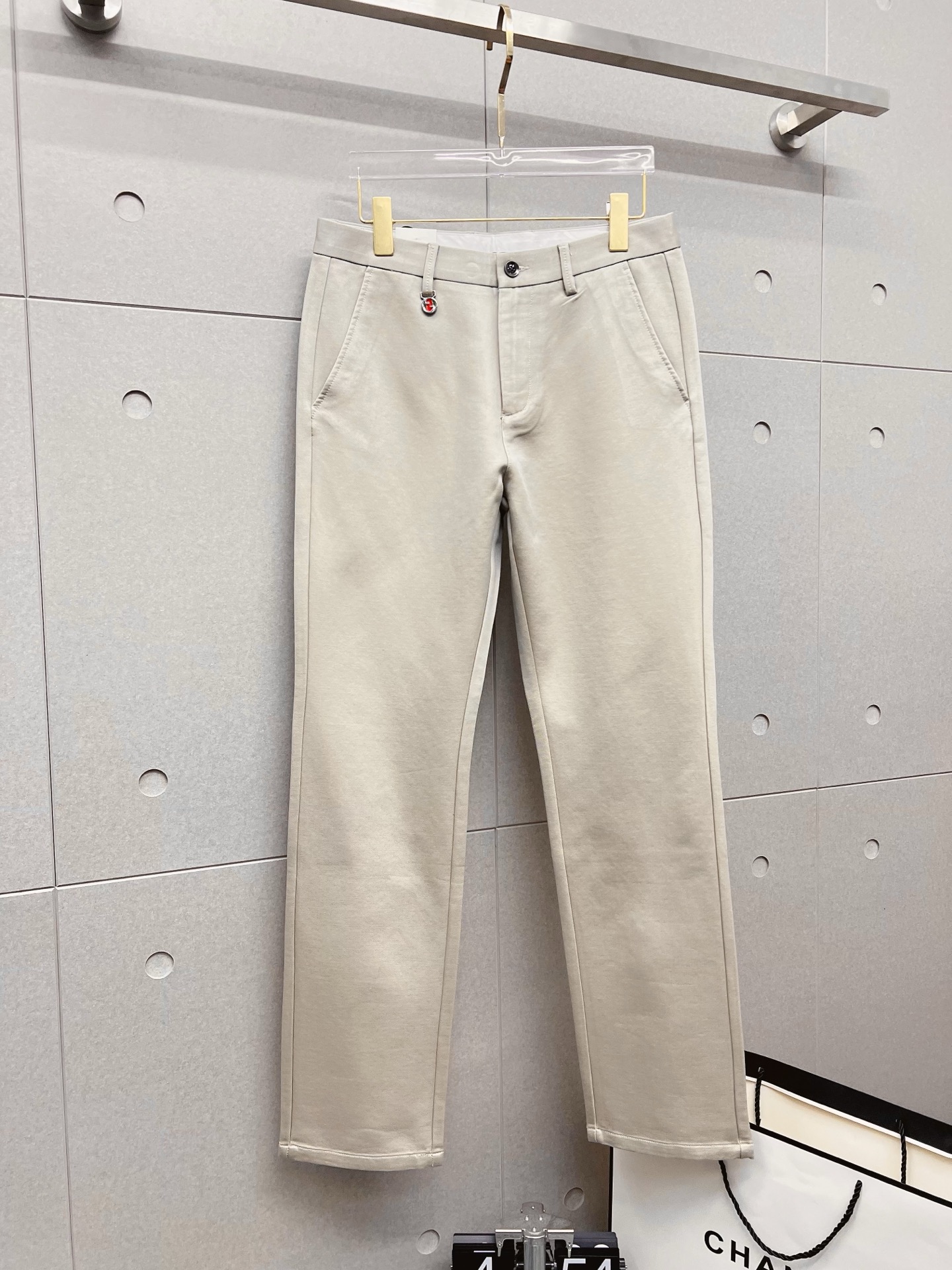 NO:610630,GUCCI Gucci new arrivals 2025 autumn and winter new products are available at counters. The best casual pants counters in physical stores are original 1:1 good products, suitable for all ages. The highest version of European imported fabrics on the market. Comfortable, soft and skin-friendly, the upper body effect is super fashionable and versatile, straight and stylish, a wardrobe must-have!  Suitable for any occasion. Sizes: 30-38, gucci, alexander wang19860909GUCCI 古奇 新款来袭2025秋冬新款新品 专柜有售 实体店极品休闲裤专柜原版1:1好货,适合各个年龄段.市场最高版本的欧洲进口面料.舒适柔软亲肤,上身效果超级棒时尚百搭,笔挺有型,衣橱必备！适合任何场合穿着 尺码:30-38,,gucci,alexander wang,Men's clothing