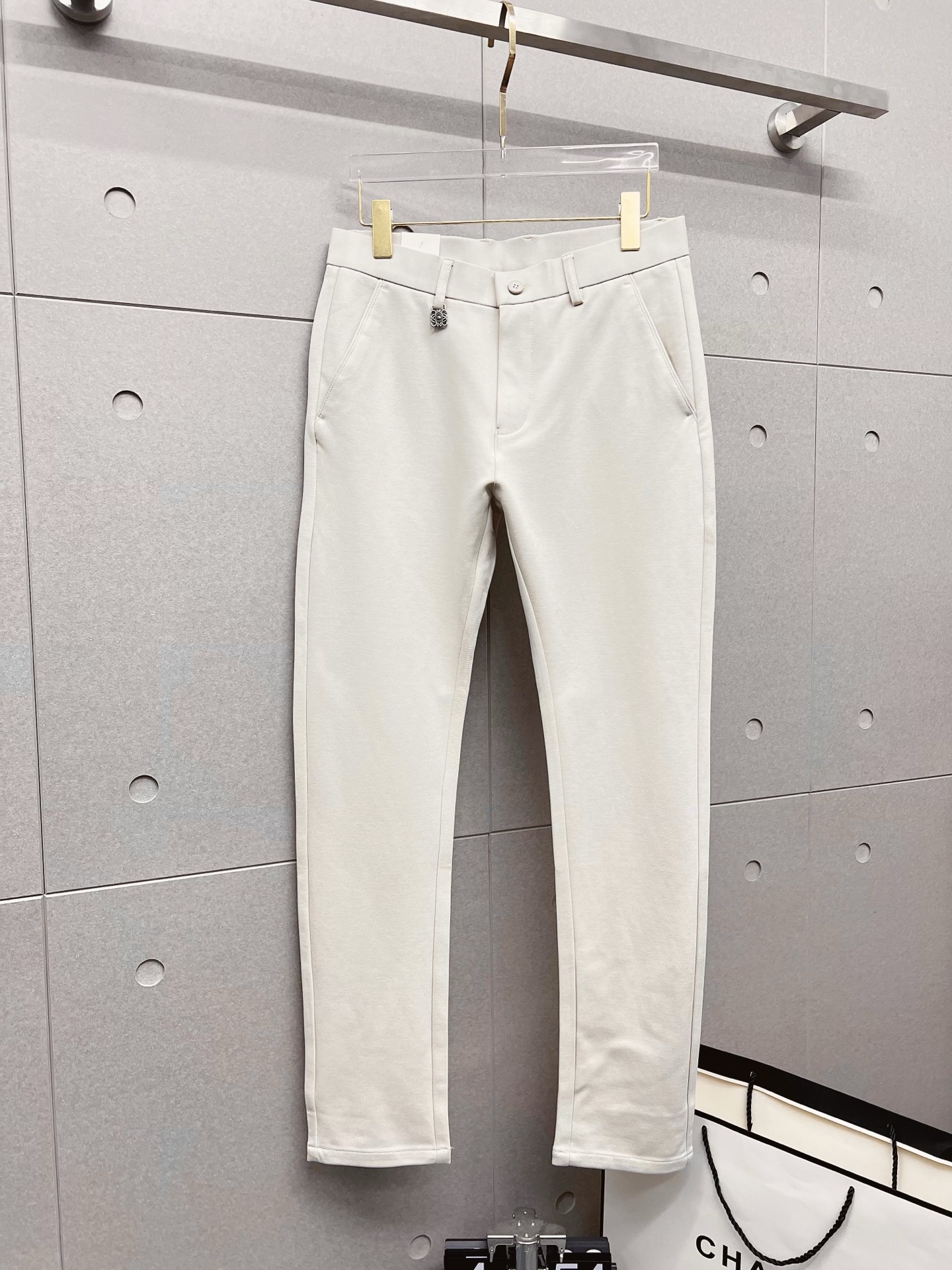 NO:610636,Luo Yiwei's new arrival 2025 autumn and winter new products are available at counters. The best casual pants counters in physical stores are original 1:1 good products, suitable for all ages. The highest version of European imported fabrics on the market. Comfortable, soft and skin-friendly, with super upper body effect, fashionable and versatile, straight and stylish, a wardrobe must-have!  Suitable for any occasion. Size: 30-38, loewe, alexander wang19860909罗意威 新款来袭2025秋冬新款新品 专柜有售 实体店极品休闲裤专柜原版1:1好货,适合各个年龄段.市场最高版本的欧洲进口面料.舒适柔软亲肤,上身效果超级棒时尚百搭,笔挺有型,衣橱必备！适合任何场合穿着 尺码:30-38,,loewe,alexander wang,Men's clothing