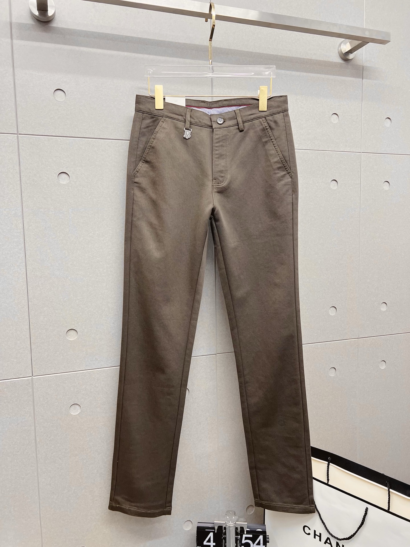 NO:610648,Burberry new arrivals 2025 autumn and winter new products are available at counters. The best casual pants counters in physical stores are original 1:1 good products, suitable for all ages. The highest version of European imported fabrics on the market. Comfortable, soft and skin-friendly, the upper body effect is super fashionable and versatile, straight and stylish, a wardrobe must-have!  Suitable for any occasion. Size: 30-38,,burberry,burberry,alexander wang19860909Burberry 巴宝莉 新款来袭2025秋冬新款新品 专柜有售 实体店极品休闲裤专柜原版1:1好货,适合各个年龄段.市场最高版本的欧洲进口面料.舒适柔软亲肤,上身效果超级棒时尚百搭,笔挺有型,衣橱必备！适合任何场合穿着 尺码:30-38,,burberry,burberry,alexander wang,Men's clothing