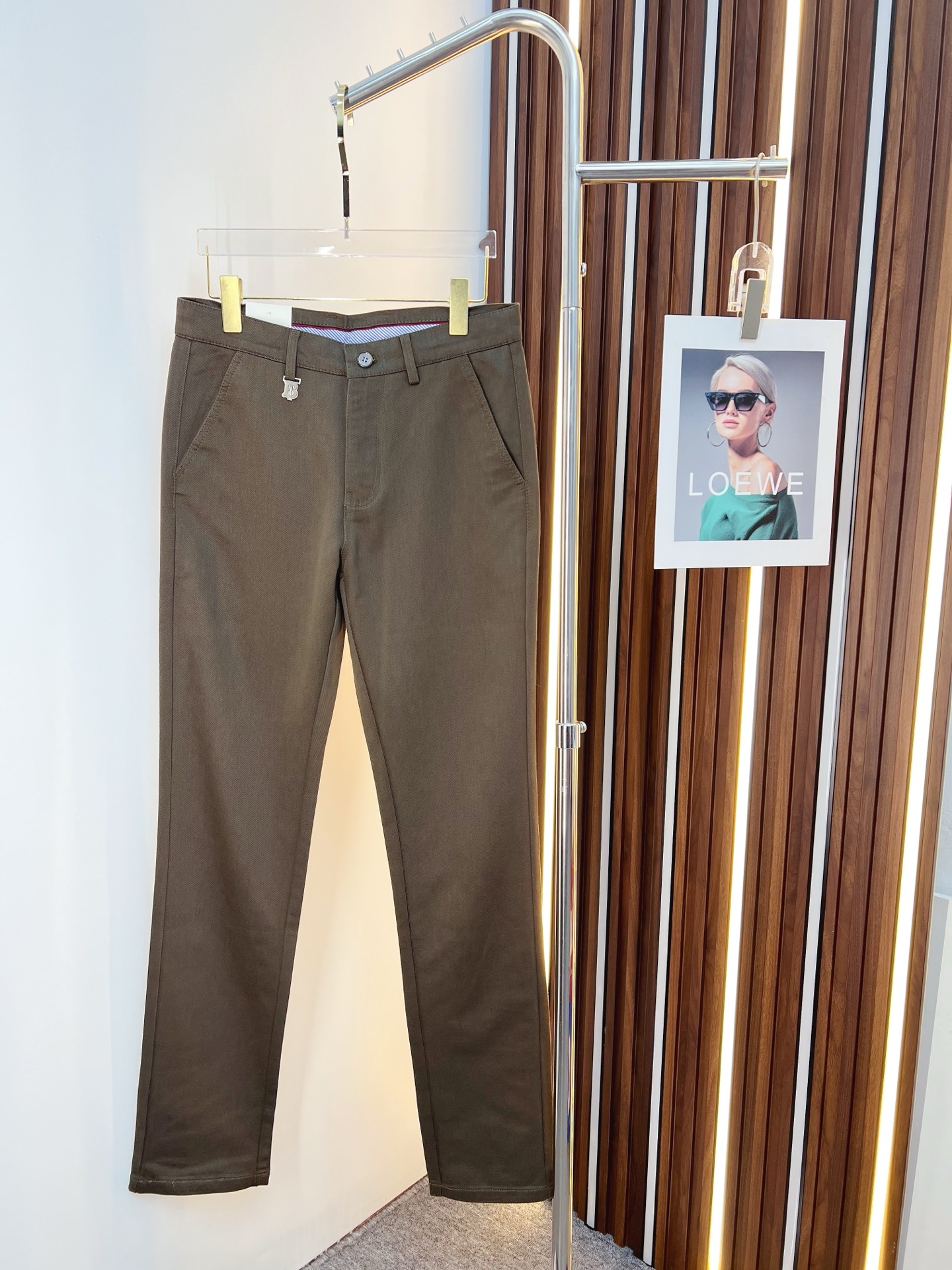 NO:655594,Burberry new arrivals 2025 autumn and winter new products are available at counters. The best casual pants counters in physical stores are original 1:1 good products, suitable for all ages. The highest version of European imported fabrics on the market. Comfortable, soft and skin-friendly, the upper body effect is super fashionable and versatile, straight and stylish, a wardrobe must-have!  Suitable for any occasion. Size: 30-38,,burberry,burberry,alexander wang19860909Burberry 巴宝莉 新款来袭2025秋冬新款新品 专柜有售 实体店极品休闲裤专柜原版1:1好货,适合各个年龄段.市场最高版本的欧洲进口面料.舒适柔软亲肤,上身效果超级棒时尚百搭,笔挺有型,衣橱必备！适合任何场合穿着 尺码:30-38,,burberry,burberry,alexander wang,Men's clothing