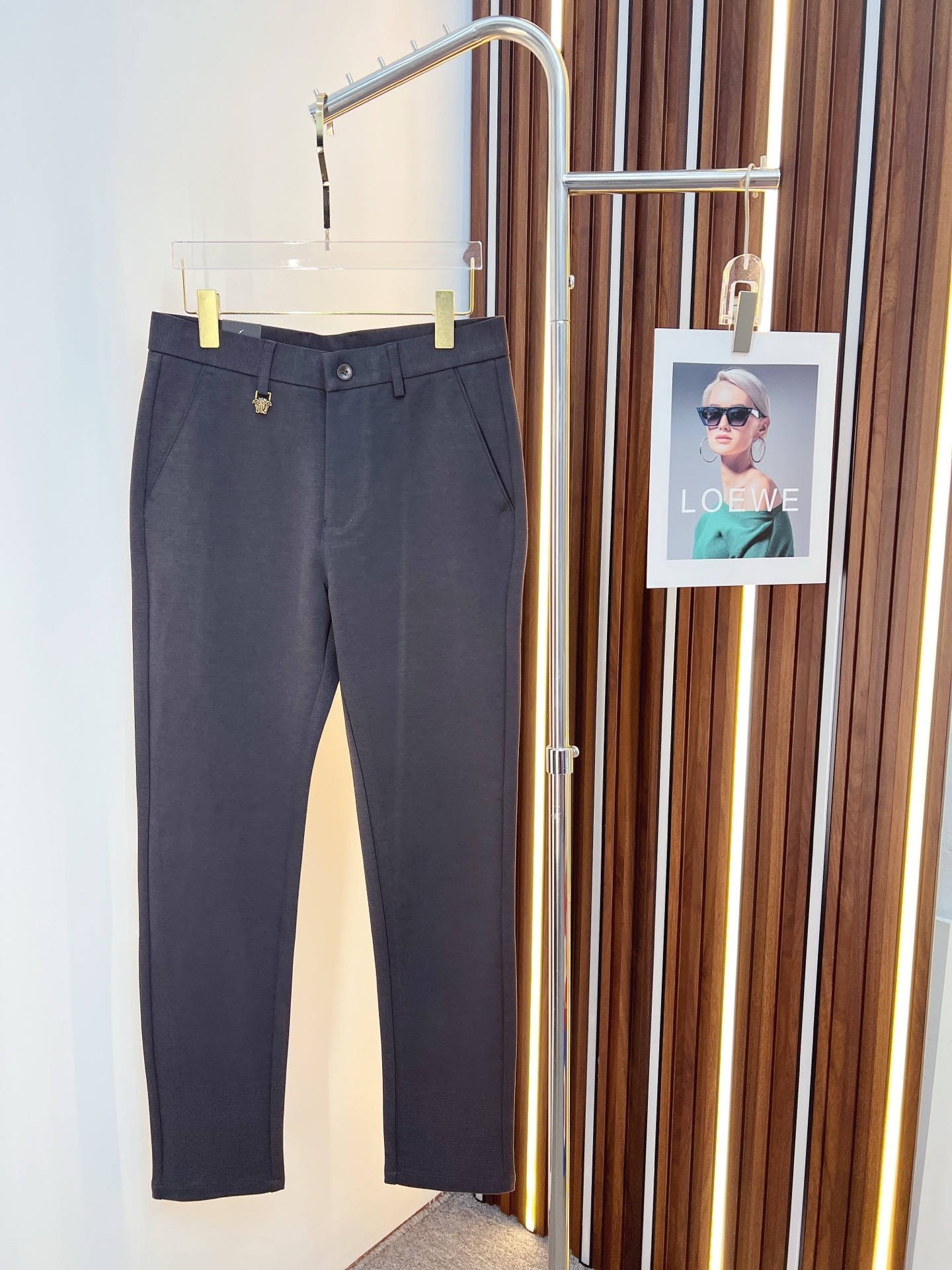 NO:655567,Versace's new arrival, 2025 autumn and winter new products, are available at counters. The best casual pants counters in physical stores are original 1:1 good products, suitable for all ages. The highest version of European imported fabrics on the market. Comfortable, soft and skin-friendly, with super upper body effects, fashionable and versatile, straight and stylish, a wardrobe must-have!  Suitable for any occasion. Sizes: 30-38, versace, alexander wang19860909范思哲 新款来袭2025秋冬新款新品 专柜有售 实体店极品休闲裤专柜原版1:1好货,适合各个年龄段.市场最高版本的欧洲进口面料.舒适柔软亲肤,上身效果超级棒时尚百搭,笔挺有型,衣橱必备！适合任何场合穿着 尺码:30-38,,versace,alexander wang,Men's clothing