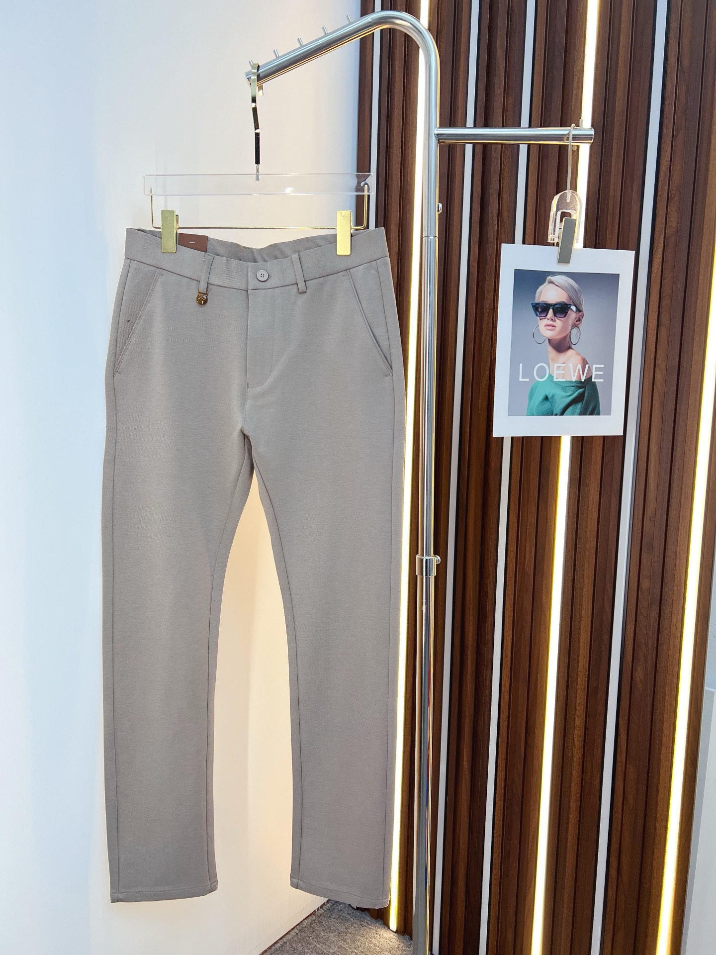 NO:655577,LV's new arrival, 2025 autumn and winter new products, are available at counters. The best casual pants counters in physical stores are original 1:1 good products, suitable for all ages. The highest version of European imported fabrics on the market. Comfortable, soft and skin-friendly, with super upper body effects, fashionable and versatile, straight and stylish, a wardrobe must-have!  Suitable for any occasion. Size: 30-38, louis vuitton, alexander wang19860909LV 新款来袭2025秋冬新款新品 专柜有售 实体店极品休闲裤专柜原版1:1好货,适合各个年龄段.市场最高版本的欧洲进口面料.舒适柔软亲肤,上身效果超级棒时尚百搭,笔挺有型,衣橱必备！适合任何场合穿着 尺码:30-38,,louis vuitton,alexander wang,Men's clothing