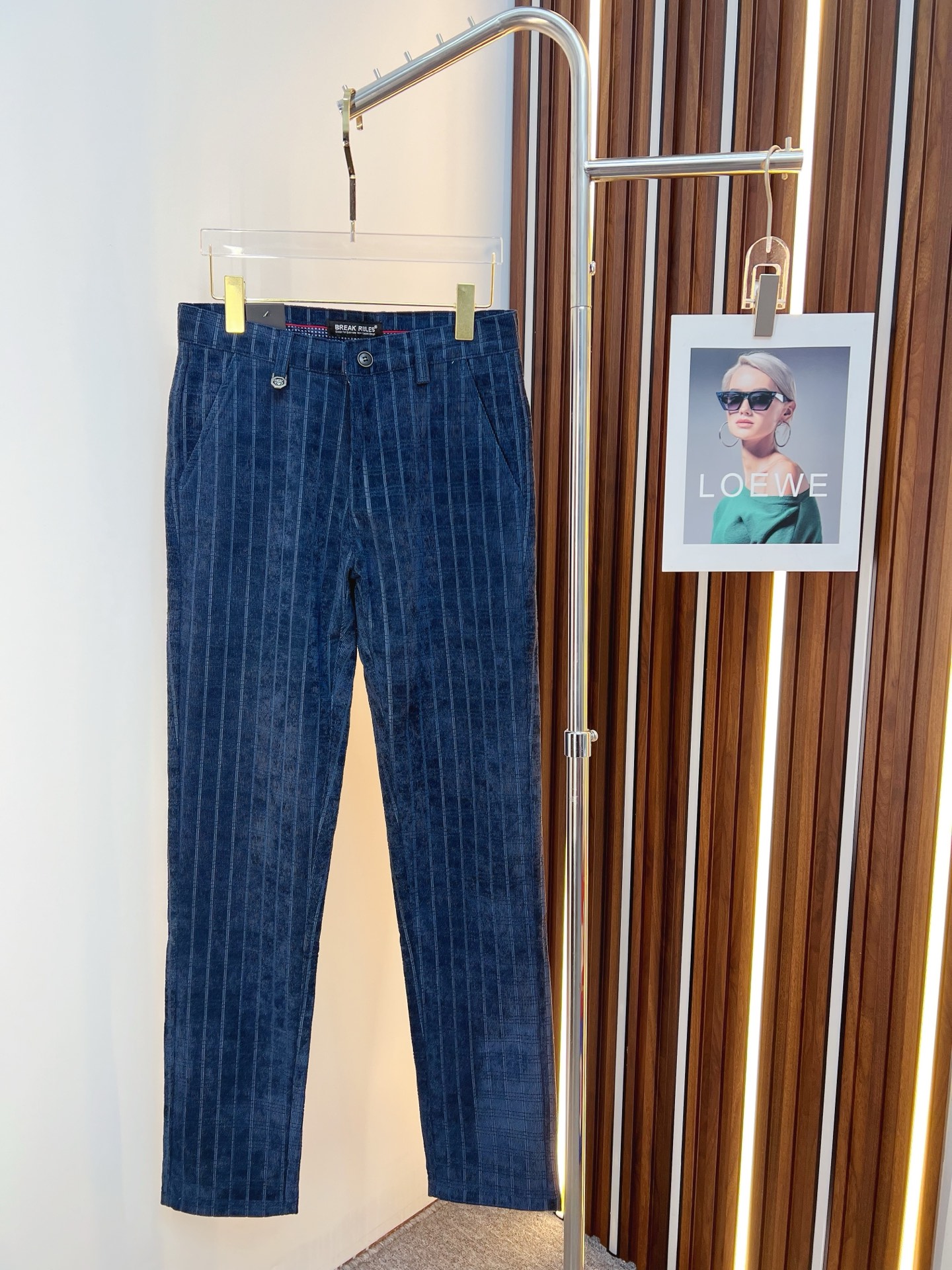 NO:655582,Versace's new arrival, 2025 autumn and winter new products, are available at counters. The best casual pants counters in physical stores are original 1:1 good products, suitable for all ages. The highest version of European imported fabrics on the market. Comfortable, soft and skin-friendly, with super upper body effects, fashionable and versatile, straight and stylish, a wardrobe must-have!  Suitable for any occasion. Sizes: 30-38, versace, alexander wang19860909范思哲 新款来袭2025秋冬新款新品 专柜有售 实体店极品休闲裤专柜原版1:1好货,适合各个年龄段.市场最高版本的欧洲进口面料.舒适柔软亲肤,上身效果超级棒时尚百搭,笔挺有型,衣橱必备！适合任何场合穿着 尺码:30-38,,versace,alexander wang,Men's clothing