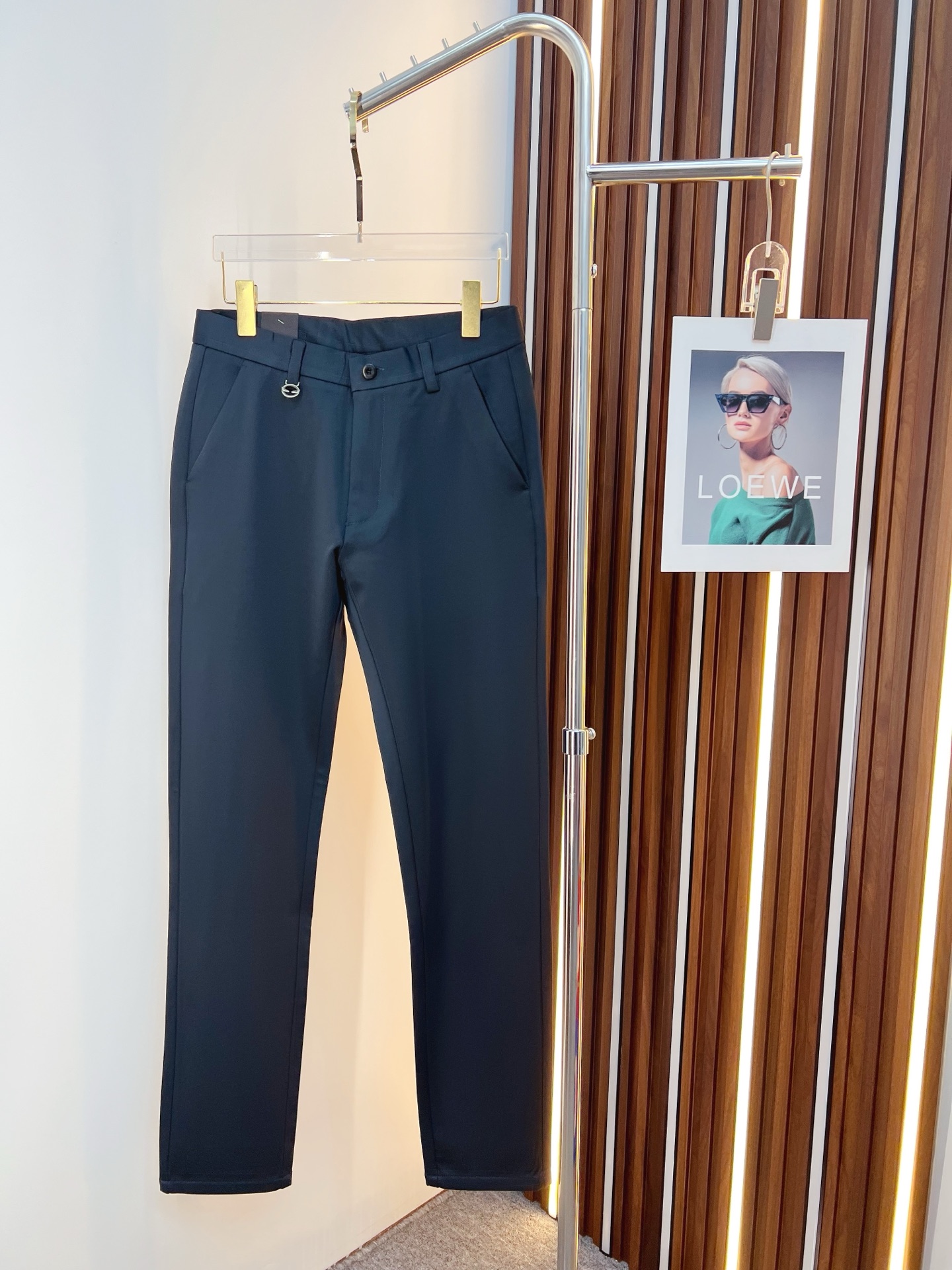 NO:655591,FENDI Fendi's new arrival, 2025 autumn and winter new products, are available at counters. The best casual pants counters in physical stores are original 1:1 good products, suitable for all ages. The highest version of European imported fabrics on the market. Comfortable, soft and skin-friendly, the upper body effect is super fashionable and versatile, straight and stylish, a wardrobe must-have!  Suitable for any occasion. Sizes: 30-38, fendi, fendi, alexander wang19860909FENDI 芬迪 新款来袭2025秋冬新款新品 专柜有售 实体店极品休闲裤专柜原版1:1好货,适合各个年龄段.市场最高版本的欧洲进口面料.舒适柔软亲肤,上身效果超级棒时尚百搭,笔挺有型,衣橱必备！适合任何场合穿着 尺码:30-38,,fendi,fendi,alexander wang,Men's clothing