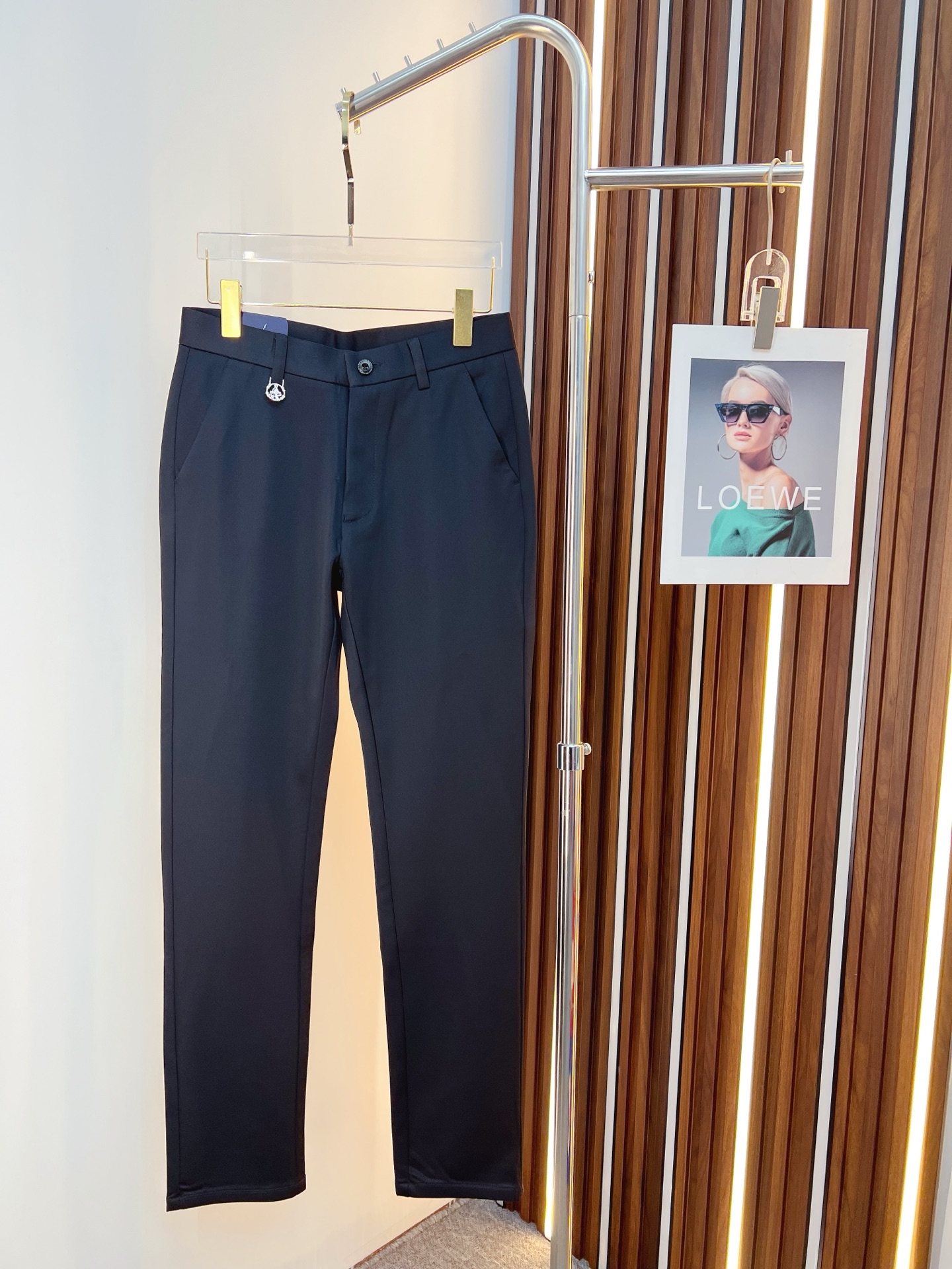 NO:655595,PRADA New arrivals 2025 autumn and winter new products are available at counters. The best casual pants counters in physical stores are original 1:1 good products, suitable for all ages. The highest version of European imported fabrics on the market. Comfortable, soft and skin-friendly, the upper body effect is super fashionable and versatile, straight and stylish, a wardrobe must-have!  Suitable for any occasion. Sizes: 30-38, prada, prada, alexander wang19860909PRADA 普拉达 新款来袭2025秋冬新款新品 专柜有售 实体店极品休闲裤专柜原版1:1好货,适合各个年龄段.市场最高版本的欧洲进口面料.舒适柔软亲肤,上身效果超级棒时尚百搭,笔挺有型,衣橱必备！适合任何场合穿着 尺码:30-38,,prada,prada,alexander wang,Men's clothing