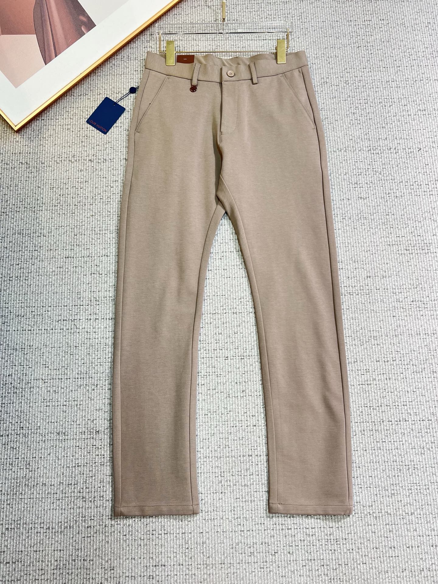 NO:549827,The new LV model is coming in 2025 autumn and winter new products. It is available for sale in the counter. The original 1:1 product for physical store top casual pants, suitable for all ages. The highest version of the imported European fabric in the market is comfortable, soft and skin-friendly, with super cool and fashionable and versatile upper body effect, straight and stylish, a must-have for the wardrobe!  Suitable for any occasion Size: 30-38,,louis vuitton,alexander wang19860909LV 新款来袭2025秋冬新款新品 专柜有售 实体店极品休闲裤专柜原版1:1好货,适合各个年龄段.市场最高版本的欧洲进口面料.舒适柔软亲肤,上身效果超级棒时尚百搭,笔挺有型,衣橱必备！适合任何场合穿着 尺码:30-38,,louis vuitton,alexander wang,Men's clothing