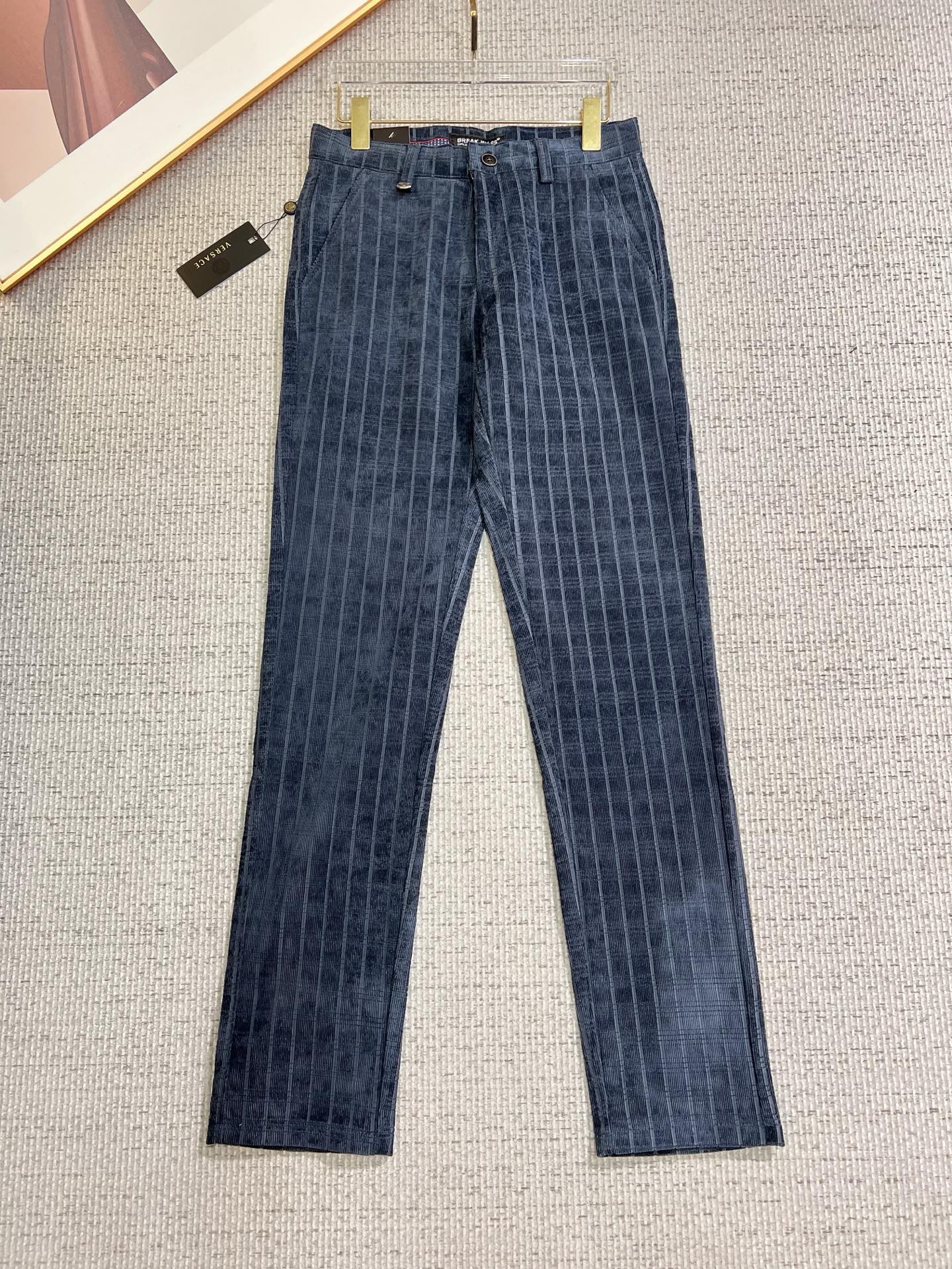 NO:549832,Versace's new style is coming to 2025 autumn and winter new products, available for sale in counters. The original 1:1 product for physical store top casual pants, suitable for all ages. The highest version of European imported fabrics in the market. They are comfortable, soft and skin-friendly, with super cool and fashionable and versatile upper body effect, straight and stylish, a must-have for the wardrobe!  Suitable for any occasion Size: 30-38, versace,alexander wang19860909范思哲 新款来袭2025秋冬新款新品 专柜有售 实体店极品休闲裤专柜原版1:1好货,适合各个年龄段.市场最高版本的欧洲进口面料.舒适柔软亲肤,上身效果超级棒时尚百搭,笔挺有型,衣橱必备！适合任何场合穿着 尺码:30-38,,versace,alexander wang,Men's clothing