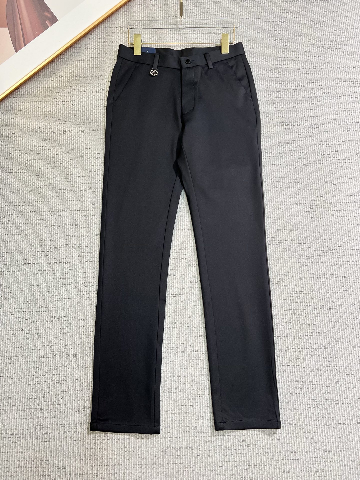 NO:549845,PRADA New models are coming in 2025 autumn and winter new products, available for sale in counters. The original 1:1 product for physical store top casual pants, suitable for all ages. The highest version of European imported fabrics in the market. They are comfortable, soft and skin-friendly, with super cool and fashionable and versatile upper body effect, straight and stylish, a must-have for wardrobe!  Suitable for any occasion Size: 30-38, prada, prada, alexander wang19860909PRADA 普拉达 新款来袭2025秋冬新款新品 专柜有售 实体店极品休闲裤专柜原版1:1好货,适合各个年龄段.市场最高版本的欧洲进口面料.舒适柔软亲肤,上身效果超级棒时尚百搭,笔挺有型,衣橱必备！适合任何场合穿着 尺码:30-38,,prada,prada,alexander wang,Men's clothing