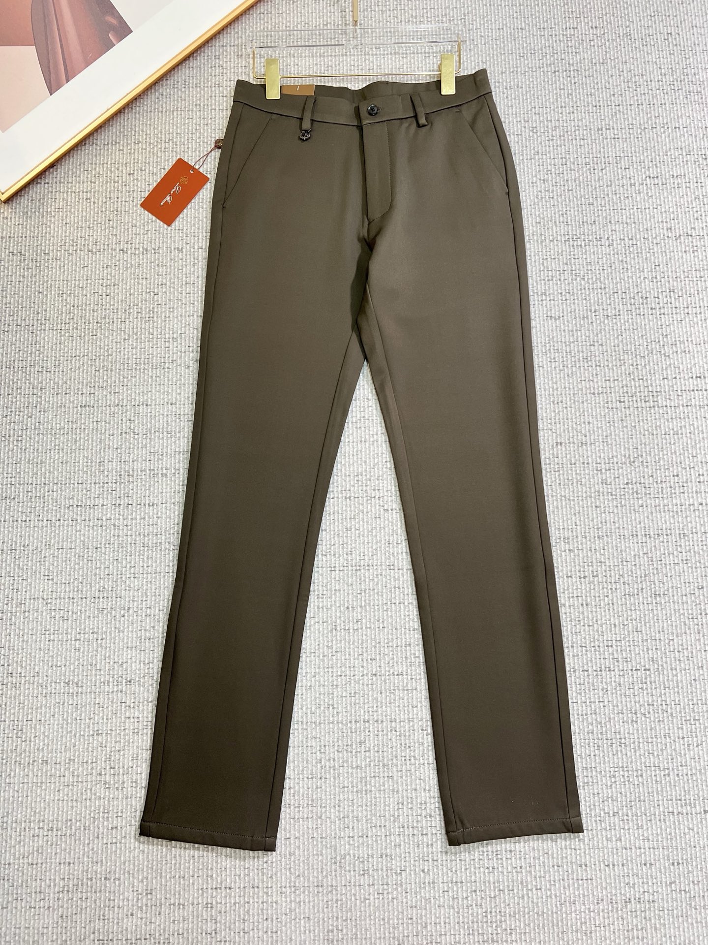 NO:549855,The new LP model is coming to 2025 autumn and winter new products. It is available for sale in the counter. The original 1:1 product for physical store top casual pants, suitable for all ages. The highest version of the imported European fabric in the market is comfortable, soft and skin-friendly. The upper body effect is super fashionable and versatile, straight and stylish, and a must-have for the wardrobe!  Suitable for any occasion Size: 30-38, loro piana, alexander wang19860909LP 新款来袭2025秋冬新款新品 专柜有售 实体店极品休闲裤专柜原版1:1好货,适合各个年龄段.市场最高版本的欧洲进口面料.舒适柔软亲肤,上身效果超级棒时尚百搭,笔挺有型,衣橱必备！适合任何场合穿着 尺码:30-38,,loro piana,alexander wang,Men's clothing