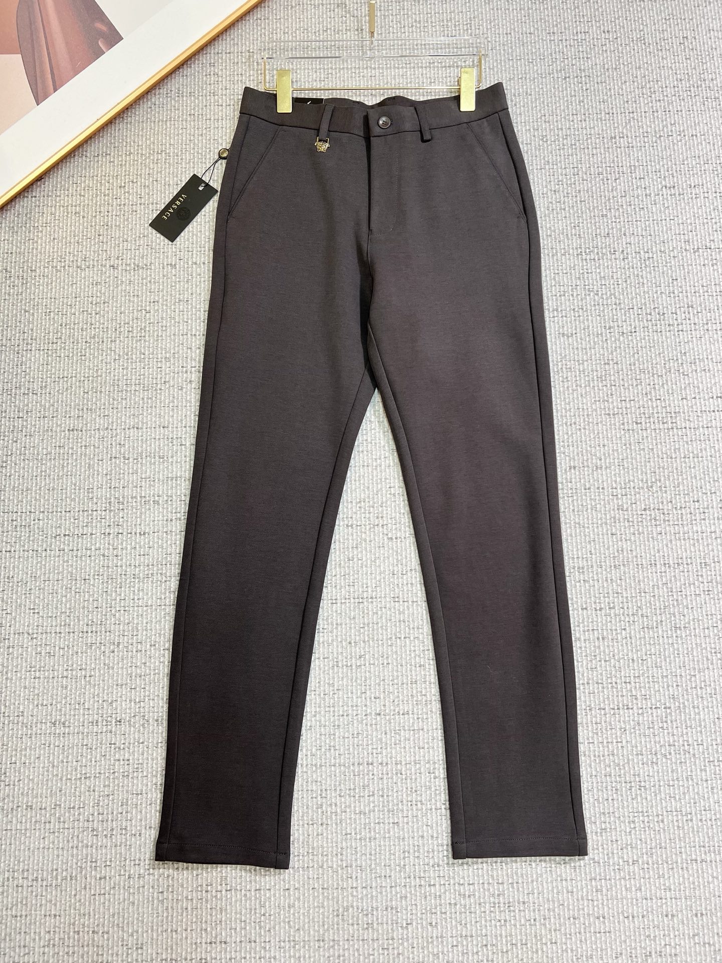 NO:549860,Versace's new style is coming to 2025 autumn and winter new products, available for sale in counters. The original 1:1 product for physical store top casual pants, suitable for all ages. The highest version of European imported fabrics in the market. They are comfortable, soft and skin-friendly, with super cool and fashionable and versatile upper body effect, straight and stylish, a must-have for the wardrobe!  Suitable for any occasion Size: 30-38, versace,alexander wang19860909范思哲 新款来袭2025秋冬新款新品 专柜有售 实体店极品休闲裤专柜原版1:1好货,适合各个年龄段.市场最高版本的欧洲进口面料.舒适柔软亲肤,上身效果超级棒时尚百搭,笔挺有型,衣橱必备！适合任何场合穿着 尺码:30-38,,versace,alexander wang,Men's clothing