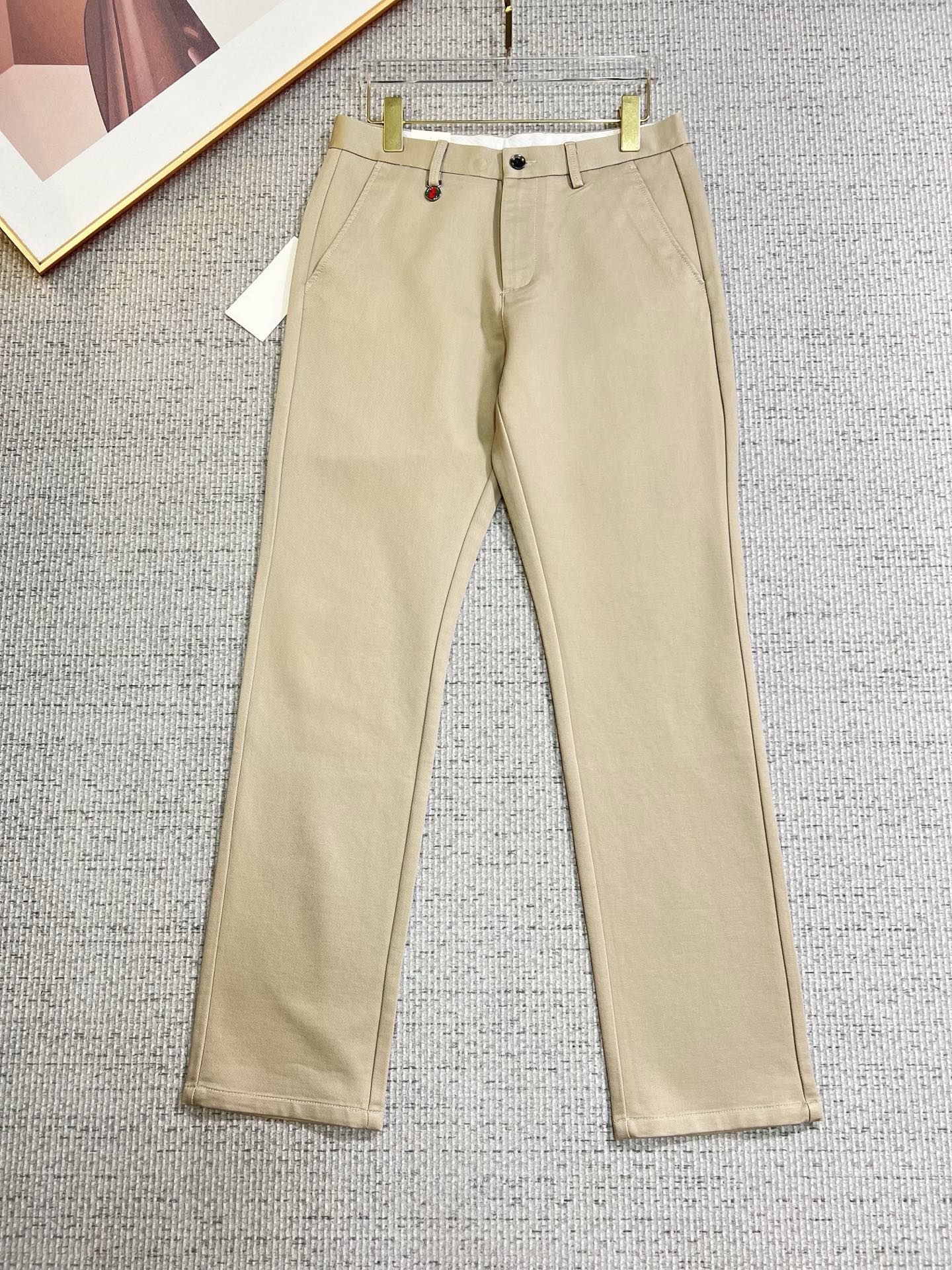 NO:549864,GUCCI New models are coming 2025 autumn and winter new products, available for sale in counters. The original 1:1 product for physical store top casual pants, suitable for all ages. The highest version of the imported European fabric in the market is comfortable, soft and skin-friendly, with super cool and fashionable and versatile upper body effect, straight and stylish, a must-have for the wardrobe!  Suitable for any occasion Size: 30-38, gucci, alexander wang19860909GUCCI 古奇 新款来袭2025秋冬新款新品 专柜有售 实体店极品休闲裤专柜原版1:1好货,适合各个年龄段.市场最高版本的欧洲进口面料.舒适柔软亲肤,上身效果超级棒时尚百搭,笔挺有型,衣橱必备！适合任何场合穿着 尺码:30-38,,gucci,alexander wang,Men's clothing