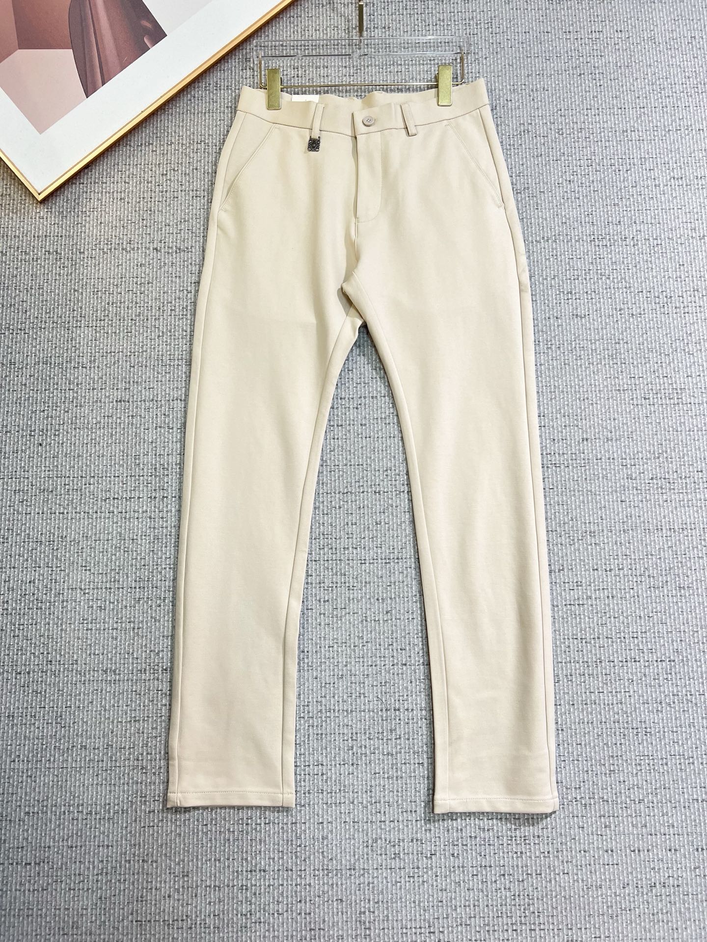 NO:549868,Luo Yiwei's new style is coming to 2025 autumn and winter new products, available for sale in counters. The original 1:1 product for physical store top casual pants, suitable for all ages. The highest version of European imported fabrics in the market. They are comfortable, soft and skin-friendly, with super cool and fashionable and versatile upper body effect, straight and stylish, a must-have for the wardrobe!  Suitable for any occasion Size: 30-38, loewe, alexander wang19860909罗意威 新款来袭2025秋冬新款新品 专柜有售 实体店极品休闲裤专柜原版1:1好货,适合各个年龄段.市场最高版本的欧洲进口面料.舒适柔软亲肤,上身效果超级棒时尚百搭,笔挺有型,衣橱必备！适合任何场合穿着 尺码:30-38,,loewe,alexander wang,Men's clothing