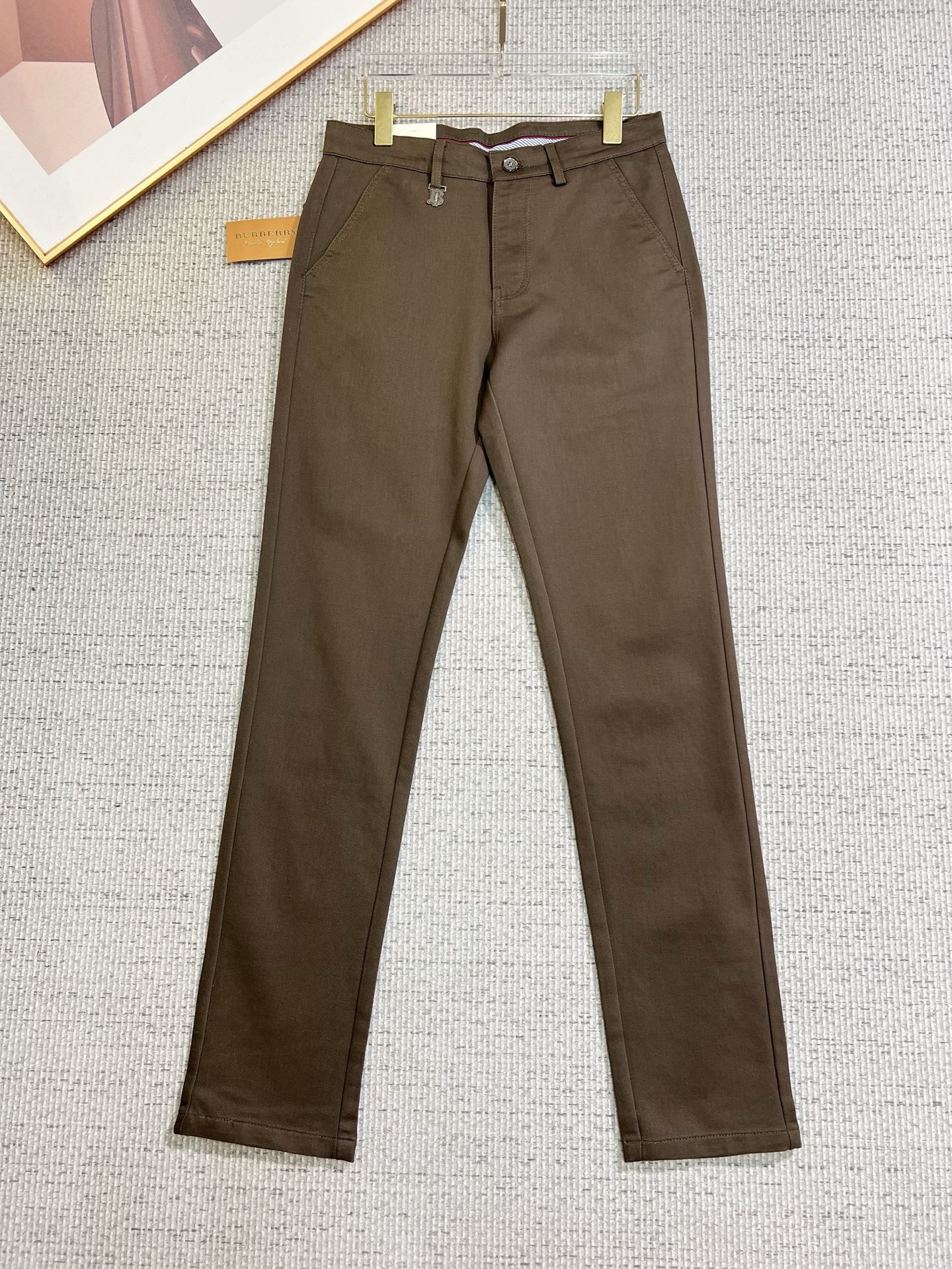 NO:549878,Burberry New style is coming 2025 autumn and winter new products, available for sale in counters. The original 1:1 product for physical store top casual pants, suitable for all ages. The highest version of the imported European fabric in the market. It is comfortable, soft and skin-friendly, with super cool and fashionable and versatile upper body effect, straight and stylish, a must-have for the wardrobe!  Suitable for any occasion Size: 30-38, burberry, burberry, alexander wang19860909Burberry 巴宝莉 新款来袭2025秋冬新款新品 专柜有售 实体店极品休闲裤专柜原版1:1好货,适合各个年龄段.市场最高版本的欧洲进口面料.舒适柔软亲肤,上身效果超级棒时尚百搭,笔挺有型,衣橱必备！适合任何场合穿着 尺码:30-38,,burberry,burberry,alexander wang,Men's clothing