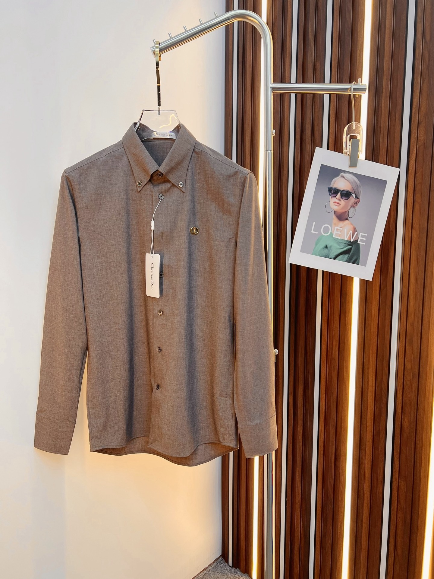 NO:539389,Dior Men's shirt, business casual slim long-sleeved shirt!  An indispensable item for all men, suitable for business and casual!  A new limited edition model in early autumn, urban business style!  The very rare counters are directly supplied to orders for counters, saving a few thousand is not a problem. The style and tailoring of the shirt is even more delicate and plastic, and any man feels like it is tailor-made after he comes on his body!  There is no need for too much primary color decoration, it is extremely simple for men to be charming!  Made of imported organic cotton for customers, it is more crisp and natural in style, extremely comfortable to touch, and has excellent close-fitting performance!  T size M-3xL, dior, dior,shirts,alexander wang19860909Dior 迪奥 男士衬衫,商务休闲修身款长袖衬衣！ 所有男士必不可缺的一款,宜商务 宜休闲！早秋限量新款,都市商务气质款！ 非常稀有的专柜代工直供柜台的订单,省个大几千不是问题,衬衫的版型剪裁更是精剪塑性,任何一个男士上身后都犹如量身定做一般！不需要过多的原色装饰,对于男士来说极简便是自身魅力！ 客供进口有机棉打造,更显版型的挺括自然, 触感极为舒适,贴身性能绝佳！T尺码M-3xL,,dior,dior,shirts,alexander wang,Men's clothing