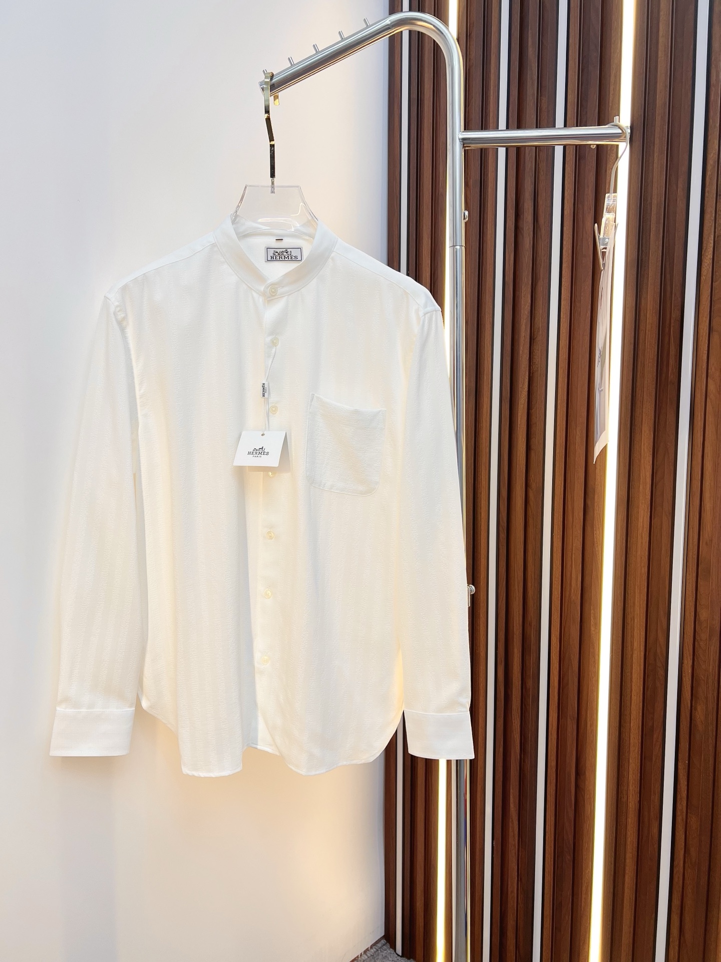 NO:539391,Hermes men's shirt, business casual slim long-sleeved shirt!  An indispensable item for all men, suitable for business and casual!  A new limited edition model in early autumn, urban business style!  The very rare counters are directly supplied to orders for counters, saving a few thousand is not a problem. The style and tailoring of the shirt is even more delicate and plastic, and any man feels like it is tailor-made after he comes on his body!  There is no need for too much primary color decoration, it is extremely simple for men to be charming!  Made of imported organic cotton for customers, it is more crisp and natural in style, extremely comfortable to touch, and has excellent close-fitting performance!  T size M-3xL, hermes,shirts,alexander wang19860909爱马仕 男士衬衫,商务休闲修身款长袖衬衣！ 所有男士必不可缺的一款,宜商务 宜休闲！早秋限量新款,都市商务气质款！ 非常稀有的专柜代工直供柜台的订单,省个大几千不是问题,衬衫的版型剪裁更是精剪塑性,任何一个男士上身后都犹如量身定做一般！不需要过多的原色装饰,对于男士来说极简便是自身魅力！ 客供进口有机棉打造,更显版型的挺括自然, 触感极为舒适,贴身性能绝佳！T尺码M-3xL,,hermes,shirts,alexander wang,Men's clothing