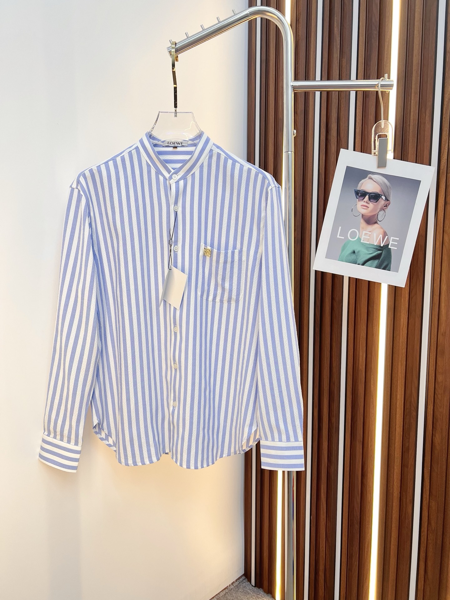 NO:539376,Luo Yiwei Men's shirt, business casual slim long-sleeved shirt!  An indispensable item for all men, suitable for business and casual!  A new model with a limited edition in early autumn, a city business style!  The very rare counters are directly supplied to orders for counters, saving a few thousand is not a problem. The style and tailoring of the shirt is even more delicate and plastic, and any man feels like it is tailor-made after he comes on his body!  There is no need for too much primary color decoration, it is extremely simple for men to be charming!  Made of imported organic cotton for customers, it is more crisp and natural in style, extremely comfortable to touch, and has excellent close-fitting performance!  T size M-3xL, loewe,shirts,alexander wang19860909罗意威 男士衬衫,商务休闲修身款长袖衬衣！ 所有男士必不可缺的一款,宜商务 宜休闲！早秋限量新款,都市商务气质款！ 非常稀有的专柜代工直供柜台的订单,省个大几千不是问题,衬衫的版型剪裁更是精剪塑性,任何一个男士上身后都犹如量身定做一般！不需要过多的原色装饰,对于男士来说极简便是自身魅力！ 客供进口有机棉打造,更显版型的挺括自然, 触感极为舒适,贴身性能绝佳！T尺码M-3xL,,loewe,shirts,alexander wang,Men's clothing