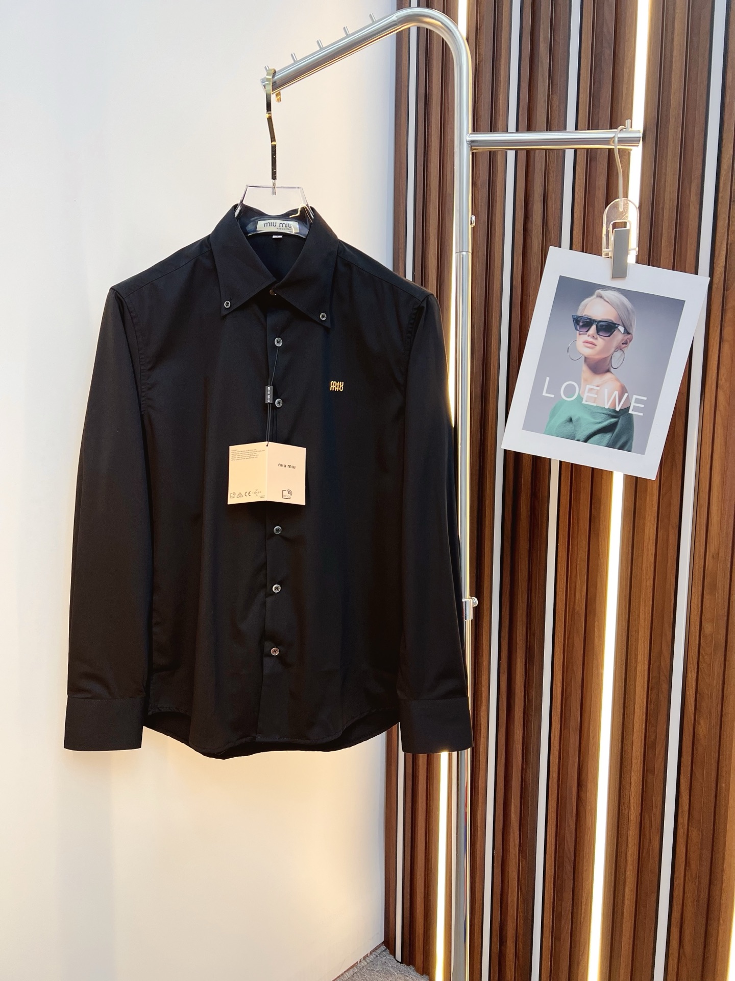 NO:539380,miu miu men's shirt, business casual slim long-sleeved shirt!  An indispensable item for all men, suitable for business and casual!  A new model with a limited edition in early autumn, a city business style!  The very rare counters are directly supplied to orders for counters, saving a few thousand is not a problem. The style and tailoring of the shirt is even more delicate and plastic, and any man feels like it is tailor-made after he comes on his body!  There is no need for too much primary color decoration, it is extremely simple for men to be charming!  Made of imported organic cotton for customers, it is more crisp and natural in style, extremely comfortable to touch, and has excellent close-fitting performance!  T size M-3xL, miumiu,shirts,alexander wang19860909miu miu 男士衬衫,商务休闲修身款长袖衬衣！ 所有男士必不可缺的一款,宜商务 宜休闲！早秋限量新款,都市商务气质款！ 非常稀有的专柜代工直供柜台的订单,省个大几千不是问题,衬衫的版型剪裁更是精剪塑性,任何一个男士上身后都犹如量身定做一般！不需要过多的原色装饰,对于男士来说极简便是自身魅力！ 客供进口有机棉打造,更显版型的挺括自然, 触感极为舒适,贴身性能绝佳！T尺码M-3xL,,miumiu,shirts,alexander wang,Men's clothing