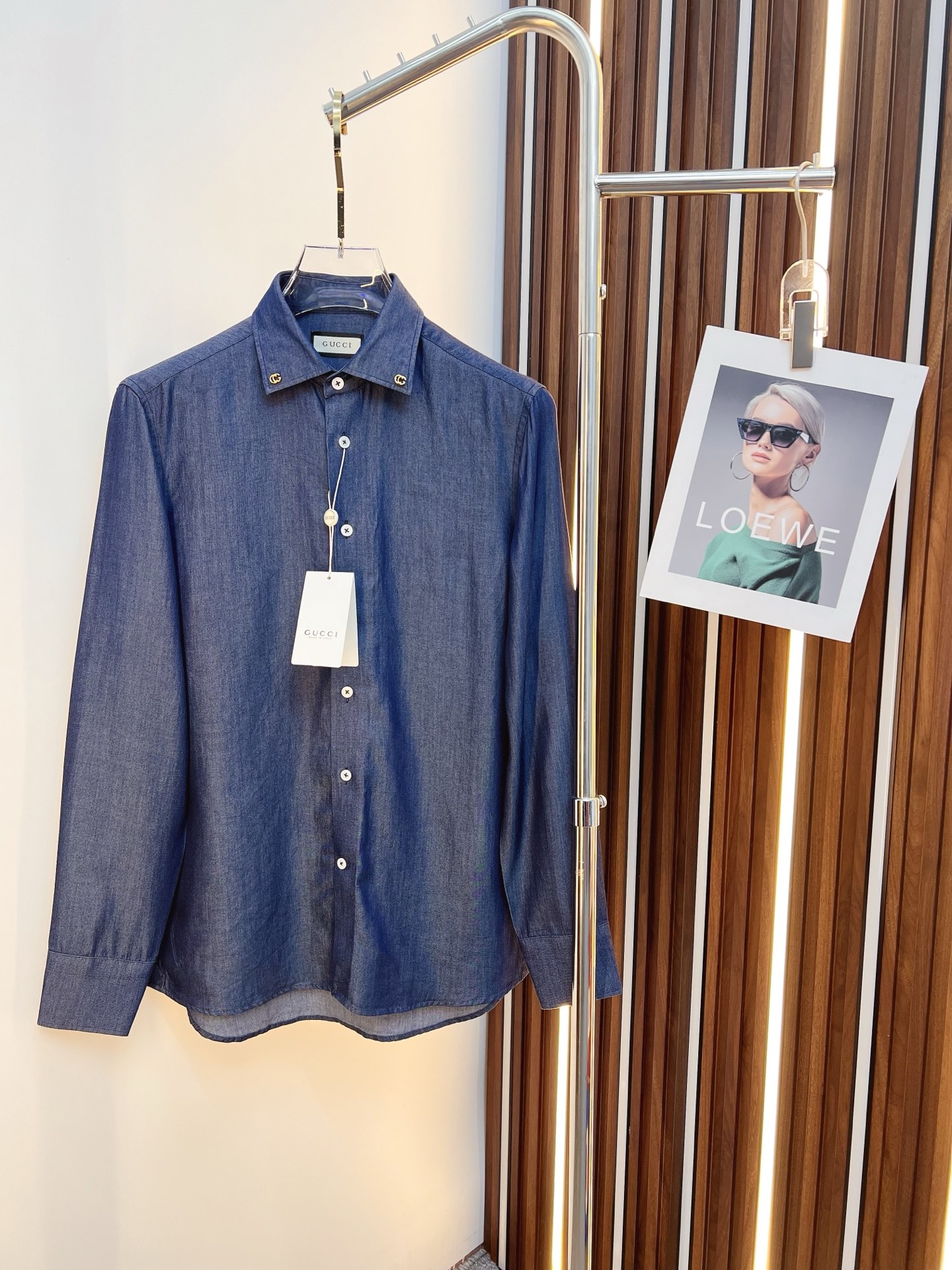 NO:539382,GUCCI Men's shirt, business casual slim long-sleeved shirt!  An indispensable item for all men, suitable for business and casual!  A new limited edition model in early autumn, urban business style!  The very rare counters are directly supplied to orders for counters, saving a few thousand is not a problem. The style and tailoring of the shirt is even more delicate and plastic, and any man feels like it is tailor-made after he comes on his body!  There is no need for too much primary color decoration, it is extremely simple for men to be charming!  Made of imported organic cotton for customers, it is more crisp and natural in style, extremely comfortable to touch, and has excellent close-fitting performance!  T size M-3xL, gucci,shirts,alexander wang19860909GUCCI 古奇 男士衬衫,商务休闲修身款长袖衬衣！ 所有男士必不可缺的一款,宜商务 宜休闲！早秋限量新款,都市商务气质款！ 非常稀有的专柜代工直供柜台的订单,省个大几千不是问题,衬衫的版型剪裁更是精剪塑性,任何一个男士上身后都犹如量身定做一般！不需要过多的原色装饰,对于男士来说极简便是自身魅力！ 客供进口有机棉打造,更显版型的挺括自然, 触感极为舒适,贴身性能绝佳！T尺码M-3xL,,gucci,shirts,alexander wang,Men's clothing