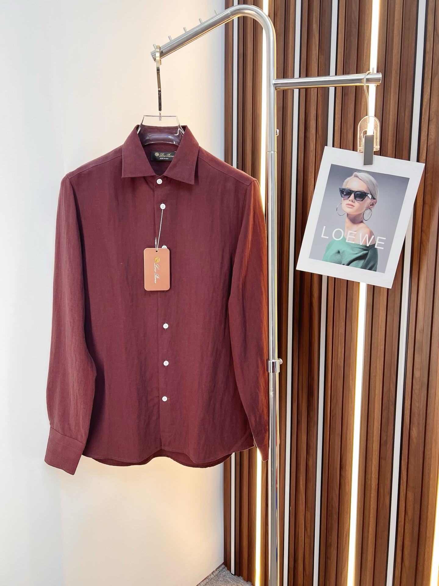 NO:539384,LP men's shirt, business casual slim long-sleeved shirt!  An indispensable item for all men, suitable for business and casual!  A new limited edition model in early autumn, urban business style!  The very rare counters are directly supplied to orders for counters, saving a few thousand is not a problem. The style and tailoring of the shirt is even more delicate and plastic, and any man feels like it is tailor-made after he comes on his body!  There is no need for too much primary color decoration, it is extremely simple for men to be charming!  Made of imported organic cotton for customers, it is more crisp and natural in style, extremely comfortable to touch, and has excellent close-fitting performance!  T size M-3xL, loro piana,shirts,alexander wang19860909LP 男士衬衫,商务休闲修身款长袖衬衣！ 所有男士必不可缺的一款,宜商务 宜休闲！早秋限量新款,都市商务气质款！ 非常稀有的专柜代工直供柜台的订单,省个大几千不是问题,衬衫的版型剪裁更是精剪塑性,任何一个男士上身后都犹如量身定做一般！不需要过多的原色装饰,对于男士来说极简便是自身魅力！ 客供进口有机棉打造,更显版型的挺括自然, 触感极为舒适,贴身性能绝佳！T尺码M-3xL,,loro piana,shirts,alexander wang,Men's clothing