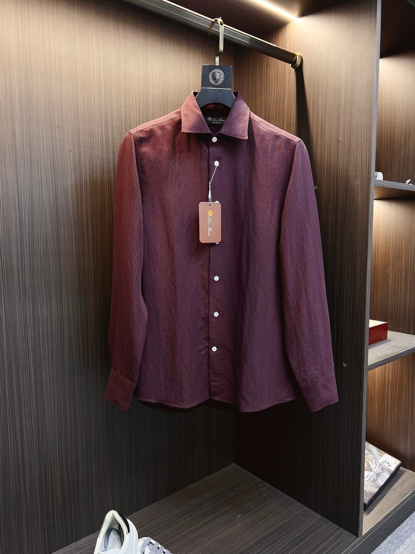 NO:661905,'LP' Original item. Popular model is coming. 2025ss official website new long-sleeved shirt, exquisite embroidered logo, high-end version, counter-customized fabric, high breathability and comfort, precision production, perfect detail processing, brand element design concept, reflecting high quality. Delicate and soft feel!  It presents a casual cut and the upper body shape is awesome!  Size M-3XL,,loro piana,shirts, 19860909《LP》 原单货.爆款来袭 2025ss官网新款长袖 衬衫 衬衣,精美刺绣Logo 高端版本,专柜定制面料 透气舒适度高,精工制作,细节处理完美无可挑剔,品牌元素设计理念,体现高品质.手感细腻柔软！呈现休闲裁剪,上身版型超赞！码数M-3XL,,loro piana,shirts, ,Men's clothing