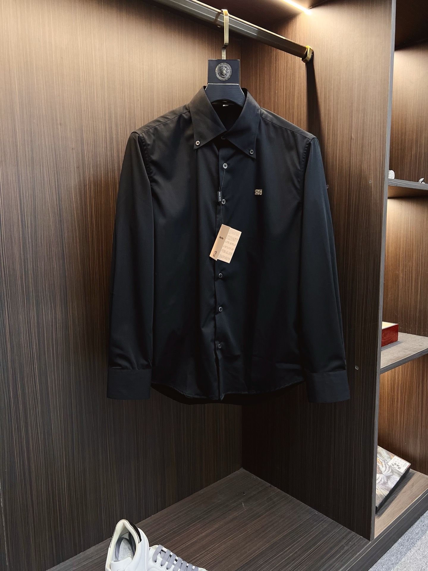 NO:661903,'miu miu' Original single goods. Popular items are coming. 2025ss official website new long-sleeved shirts, exquisite embroidered logo high-end version, counter custom fabrics, high breathability and comfort, precision production, perfect detail processing, brand element design concept, reflecting high quality. Delicate and soft touch!  It presents a casual cut and the upper body shape is awesome!  Size M-3XL,,miumiu,shirts, 19860909《miu miu》 原单货.爆款来袭 2025ss官网新款长袖 衬衫 衬衣,精美刺绣Logo 高端版本,专柜定制面料 透气舒适度高,精工制作,细节处理完美无可挑剔,品牌元素设计理念,体现高品质.手感细腻柔软！呈现休闲裁剪,上身版型超赞！码数M-3XL,,miumiu,shirts, ,Men's clothing