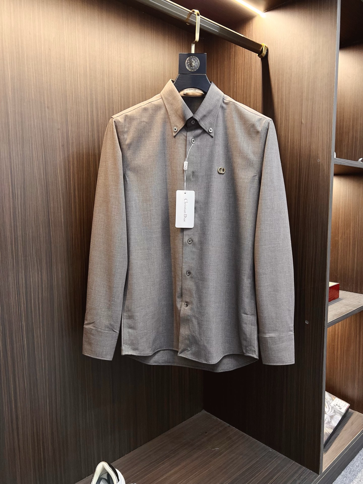 NO:745346,'Dior Dior' original single goods. Popular items are coming. 2026ss official website new long-sleeved shirts, exquisite embroidered logo high-end version, counter-customized fabrics with high breathability and comfort, precision production, perfect detail processing, brand element design concept, reflecting high quality. Delicate and soft touch!  It presents a casual cut and the upper body shape is awesome!  Size M-3XL,,dior,dior,shirts,19860909《Dior 迪奥》 原单货.爆款来袭 2026ss官网新款长袖 衬衫 衬衣,精美刺绣Logo 高端版本,专柜定制面料 透气舒适度高,精工制作,细节处理完美无可挑剔,品牌元素设计理念,体现高品质.手感细腻柔软！呈现休闲裁剪,上身版型超赞！码数M-3XL,,dior,dior,shirts,,Men's clothing