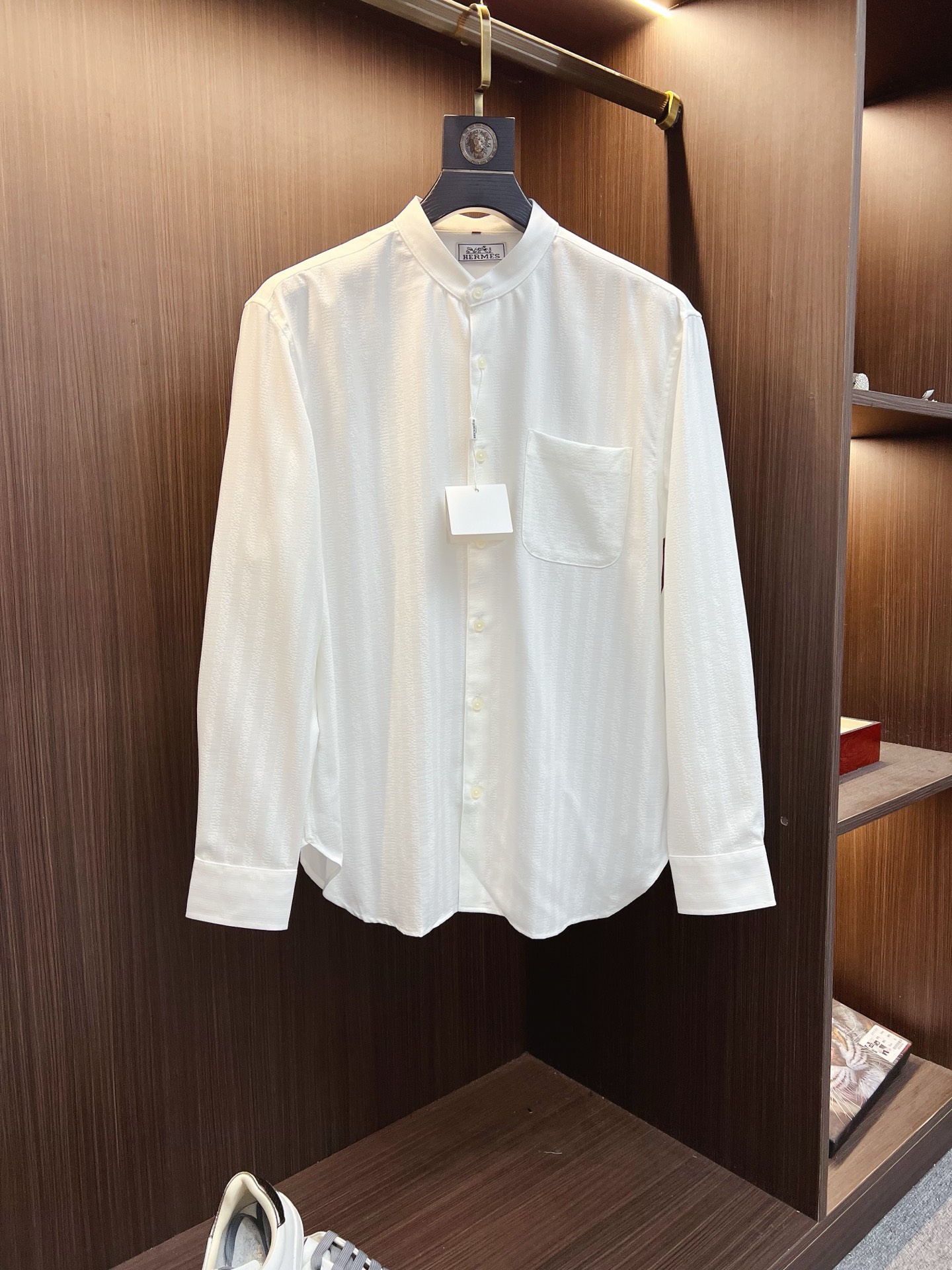 NO:745340,'Hermès' original order. Hot sale coming. 2026ss official website new long-sleeved shirt, exquisite embroidered logo high-end version, counter customized fabric. High breathability and comfort, precision production, perfect detail processing, brand element design concept, reflecting high quality. Delicate and soft feel!  It presents a casual cut and the upper body shape is awesome!  Size M-3XL,,hermes,shirts,19860909《爱马仕》 原单货.爆款来袭 2026ss官网新款长袖 衬衫 衬衣,精美刺绣Logo 高端版本,专柜定制面料 透气舒适度高,精工制作,细节处理完美无可挑剔,品牌元素设计理念,体现高品质.手感细腻柔软！呈现休闲裁剪,上身版型超赞！码数M-3XL,,hermes,shirts,,Men's clothing