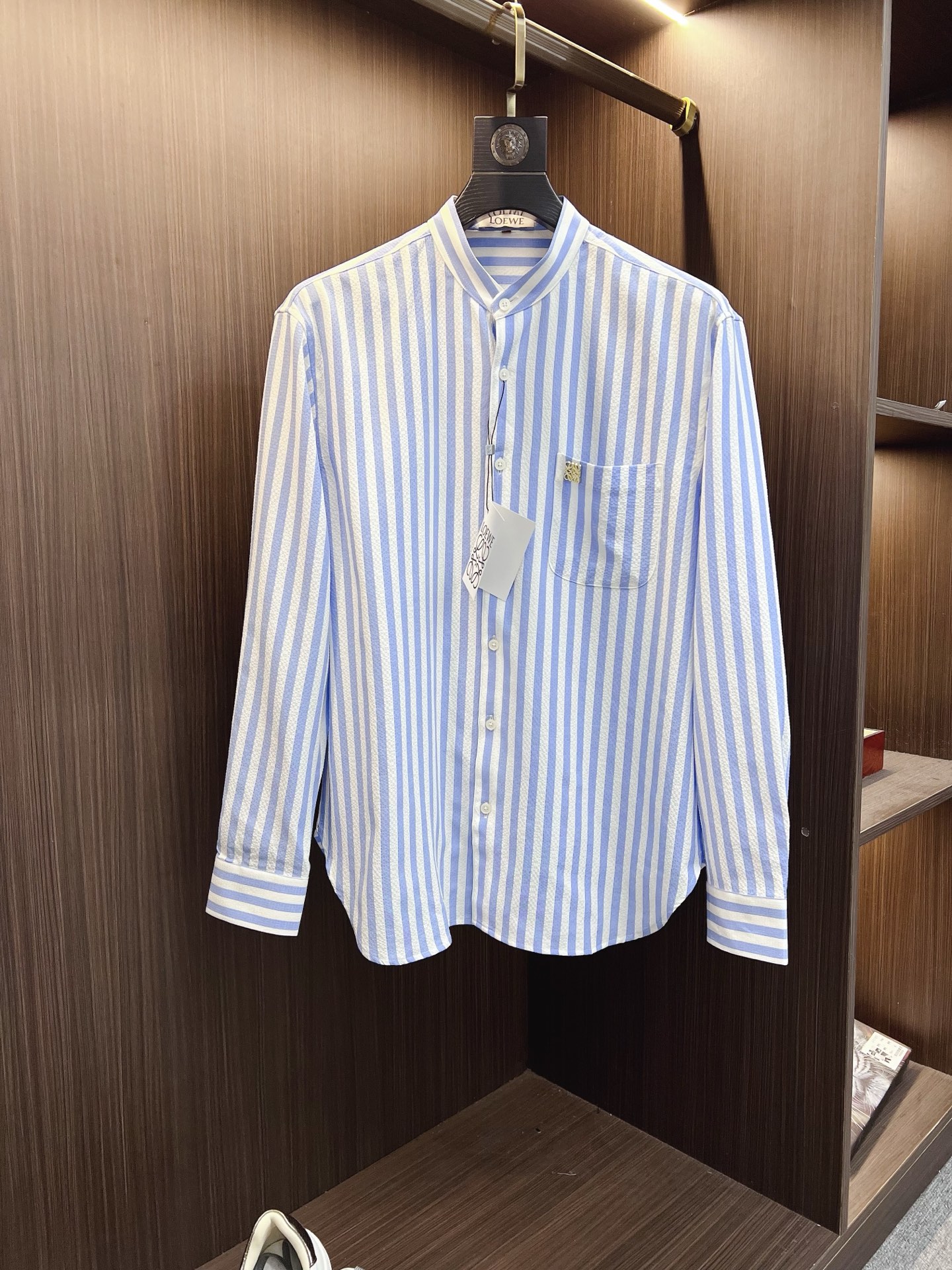 NO:745334,'Loewe' original single goods. Popular items are coming. 2026ss official website new long-sleeved shirts, exquisite embroidered logo high-end version, counter customized fabrics with high breathability and comfort, precision production, perfect detail processing, brand element design concept, reflecting high quality. Delicate and soft feel!  It presents a casual cut and the upper body shape is awesome!  Size M-3XL,,loewe,shirts,19860909《罗意威》 原单货.爆款来袭 2026ss官网新款长袖 衬衫 衬衣,精美刺绣Logo 高端版本,专柜定制面料 透气舒适度高,精工制作,细节处理完美无可挑剔,品牌元素设计理念,体现高品质.手感细腻柔软！呈现休闲裁剪,上身版型超赞！码数M-3XL,,loewe,shirts,,Men's clothing