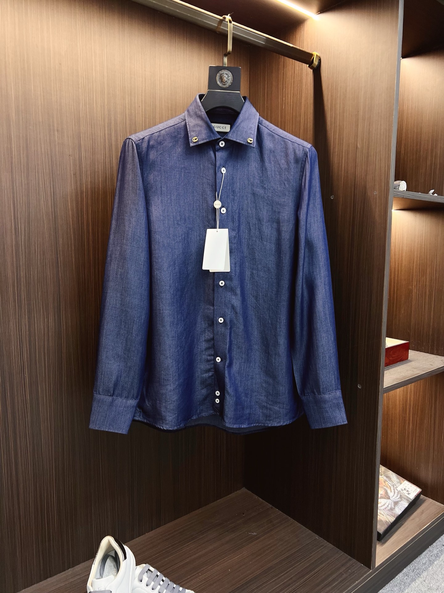 NO:745329,'GUCCI Gucci' original single goods. Popular items are coming. 2026ss official website new long-sleeved shirts, exquisite embroidered logo high-end version, counter-customized fabrics with high breathability and comfort, precision production, perfect detail processing, brand element design concept, reflecting high quality. Delicate and soft touch!  It presents a casual cut and the upper body shape is awesome!  Size M-3XL,,gucci,shirts,19860909《GUCCI 古奇》 原单货.爆款来袭 2026ss官网新款长袖 衬衫 衬衣,精美刺绣Logo 高端版本,专柜定制面料 透气舒适度高,精工制作,细节处理完美无可挑剔,品牌元素设计理念,体现高品质.手感细腻柔软！呈现休闲裁剪,上身版型超赞！码数M-3XL,,gucci,shirts,,Men's clothing