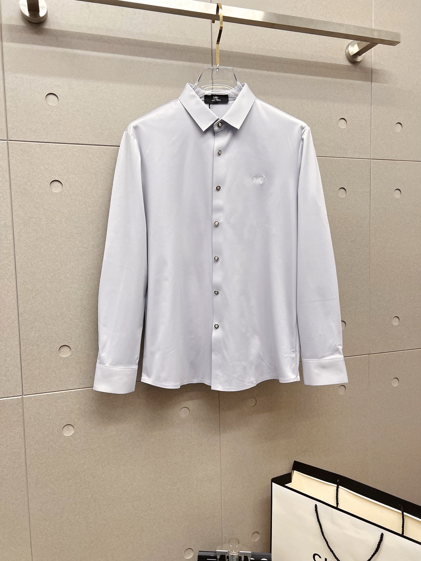 NO:600728,'Archaeopteryx' original order. Hot item is coming. 2025ss official website new long-sleeved shirt, exquisite embroidered logo high-end version, counter-customized fabric, high breathability and comfort, precision production, perfect detail processing, brand element design concept, reflecting high quality. It feels delicate and soft!  It presents a casual cut and the upper body shape is awesome!  Size M-3XL,arc'teryx,shirts,alexander wang19860909《 始祖鸟 》 原单货. 爆款来袭 2025ss官网新款长袖 衬衫 衬衣,精美刺绣Logo 高端版本,专柜定制面料 透气舒适度高,精工制作,细节处理完美无可挑剔,品牌元素设计理念,体现高品质.手感细腻柔软！呈现休闲裁剪,上身版型超赞！码数M-3XL,arc'teryx,shirts,alexander wang,Men's clothing