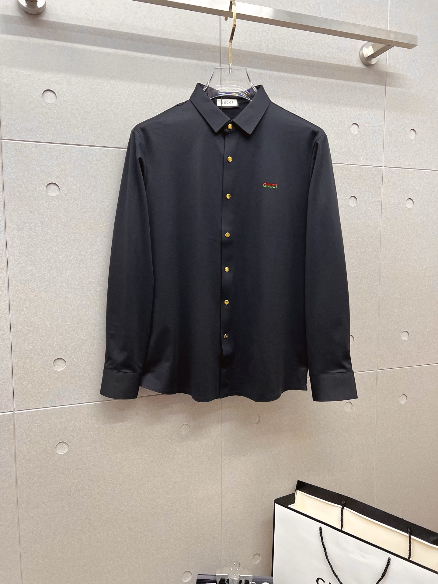 NO:600731,'GUCCI Gucci' original order. Hot item coming. 2025ss official website new long-sleeved shirt, exquisite embroidered logo high-end version, counter customized fabric. High breathability and comfort, precision production, perfect detail processing, brand element design concept, reflecting high quality. Delicate and soft touch!  It presents a casual cut and the upper body shape is awesome!  Size M-3XL,,gucci,shirts,alexander wang19860909《 GUCCI 古奇 》 原单货. 爆款来袭 2025ss官网新款长袖 衬衫 衬衣,精美刺绣Logo 高端版本,专柜定制面料 透气舒适度高,精工制作,细节处理完美无可挑剔,品牌元素设计理念,体现高品质.手感细腻柔软！呈现休闲裁剪,上身版型超赞！码数M-3XL,,gucci,shirts,alexander wang,Men's clothing