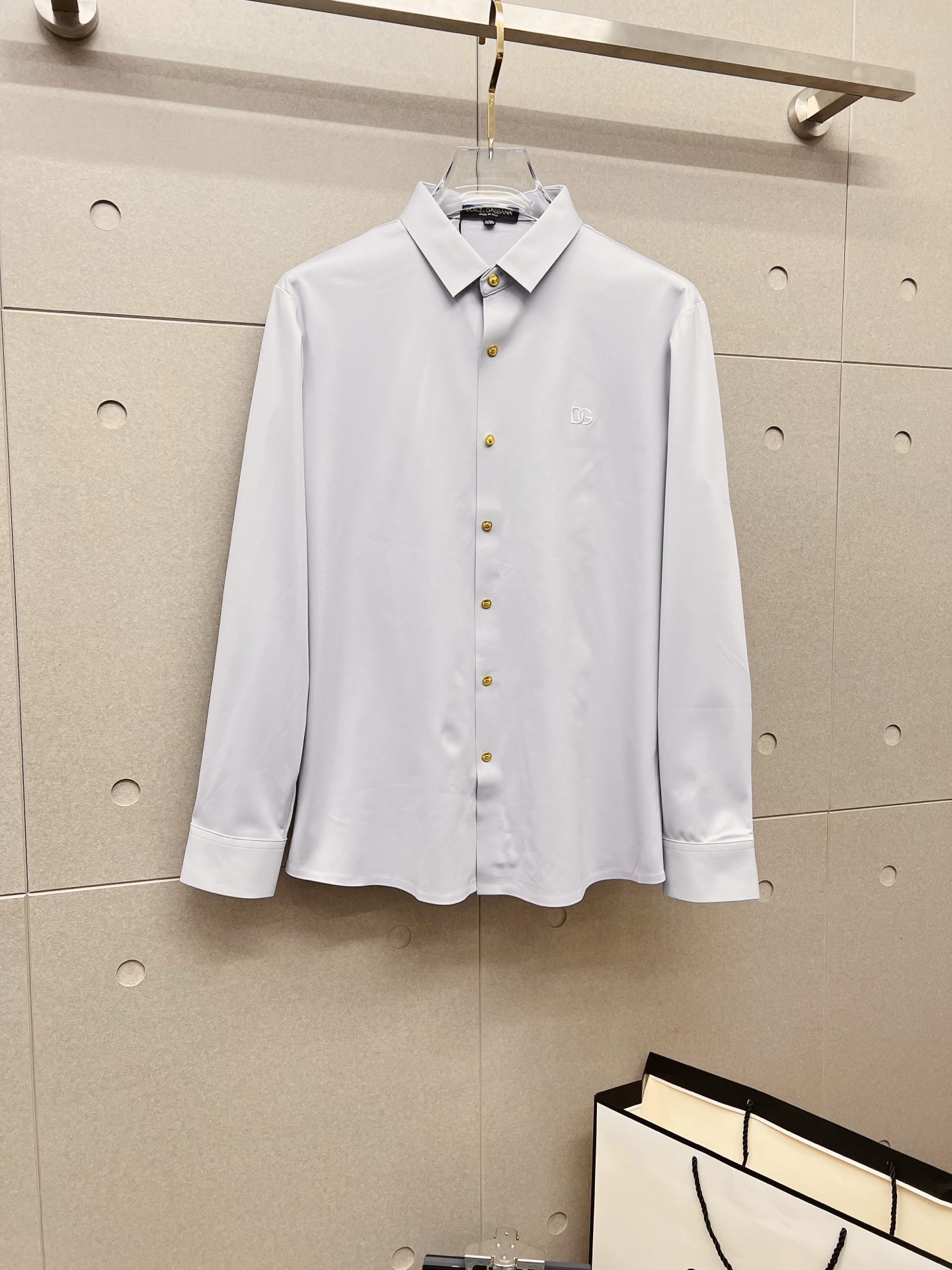 NO:600734,'DG' original order. Hot item is coming. 2025ss official website new long-sleeved shirt, exquisite embroidered logo high-end version, counter customized fabric, high breathability and comfort, precision production, perfect detail processing, brand element design concept, reflecting high quality. Delicate and soft touch!  It presents a casual cut and the upper body shape is awesome!  Size M-3XL,,shirts,alexander wang19860909《 DG 》 原单货. 爆款来袭 2025ss官网新款长袖 衬衫 衬衣,精美刺绣Logo 高端版本,专柜定制面料 透气舒适度高,精工制作,细节处理完美无可挑剔,品牌元素设计理念,体现高品质.手感细腻柔软！呈现休闲裁剪,上身版型超赞！码数M-3XL,,shirts,alexander wang,Men's clothing