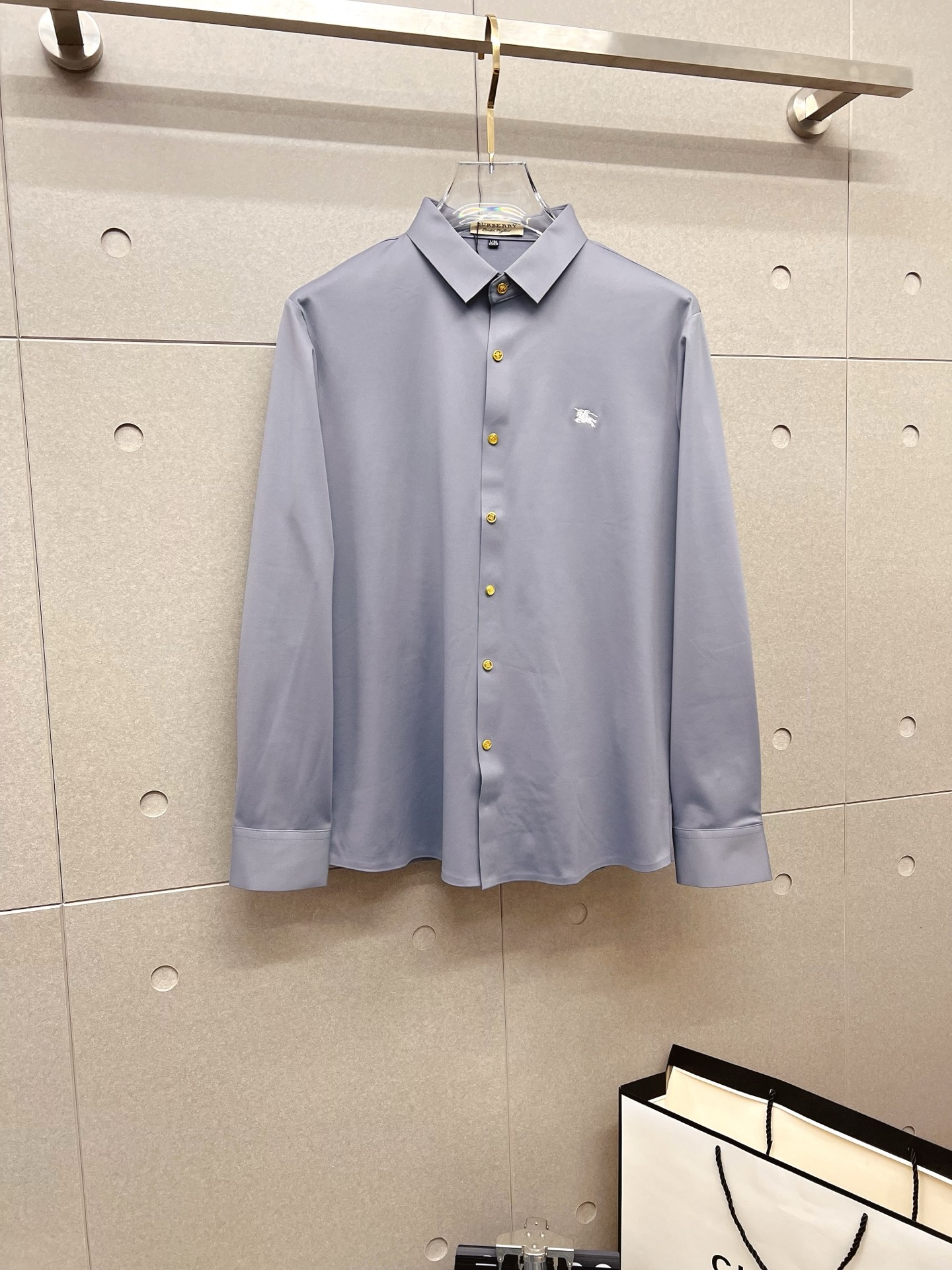 NO:600737,'Burberry' original order. Hot item is coming. 2025ss official website new long-sleeved shirt, exquisite embroidered logo high-end version, counter custom fabric. High breathability and comfort, precision production, perfect detail processing, brand element design concept, reflecting high quality. Delicate and soft touch!  It presents a casual cut and the upper body shape is awesome!  Size M-3XL,,burberry,burberry,shirts,alexander wang19860909《 Burberry 巴宝莉 》 原单货. 爆款来袭 2025ss官网新款长袖 衬衫 衬衣,精美刺绣Logo 高端版本,专柜定制面料 透气舒适度高,精工制作,细节处理完美无可挑剔,品牌元素设计理念,体现高品质.手感细腻柔软！呈现休闲裁剪,上身版型超赞！码数M-3XL,,burberry,burberry,shirts,alexander wang,Men's clothing