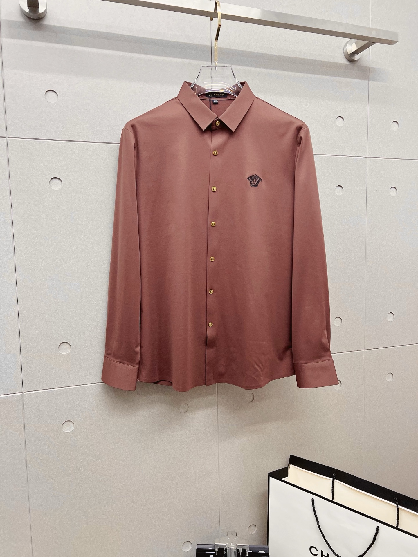 NO:600740,'Versace' original order. Hot item is coming. 2025ss official website new long-sleeved shirt, exquisite embroidered logo high-end version, counter custom fabric, high breathability and comfort, precision production, perfect detail processing, brand element design concept, reflecting high quality. Delicate and soft touch!  It presents a casual cut and the upper body shape is awesome!  Size M-3XL,,versace,shirts,alexander wang19860909《 范思哲 》 原单货. 爆款来袭 2025ss官网新款长袖 衬衫 衬衣,精美刺绣Logo 高端版本,专柜定制面料 透气舒适度高,精工制作,细节处理完美无可挑剔,品牌元素设计理念,体现高品质.手感细腻柔软！呈现休闲裁剪,上身版型超赞！码数M-3XL,,versace,shirts,alexander wang,Men's clothing