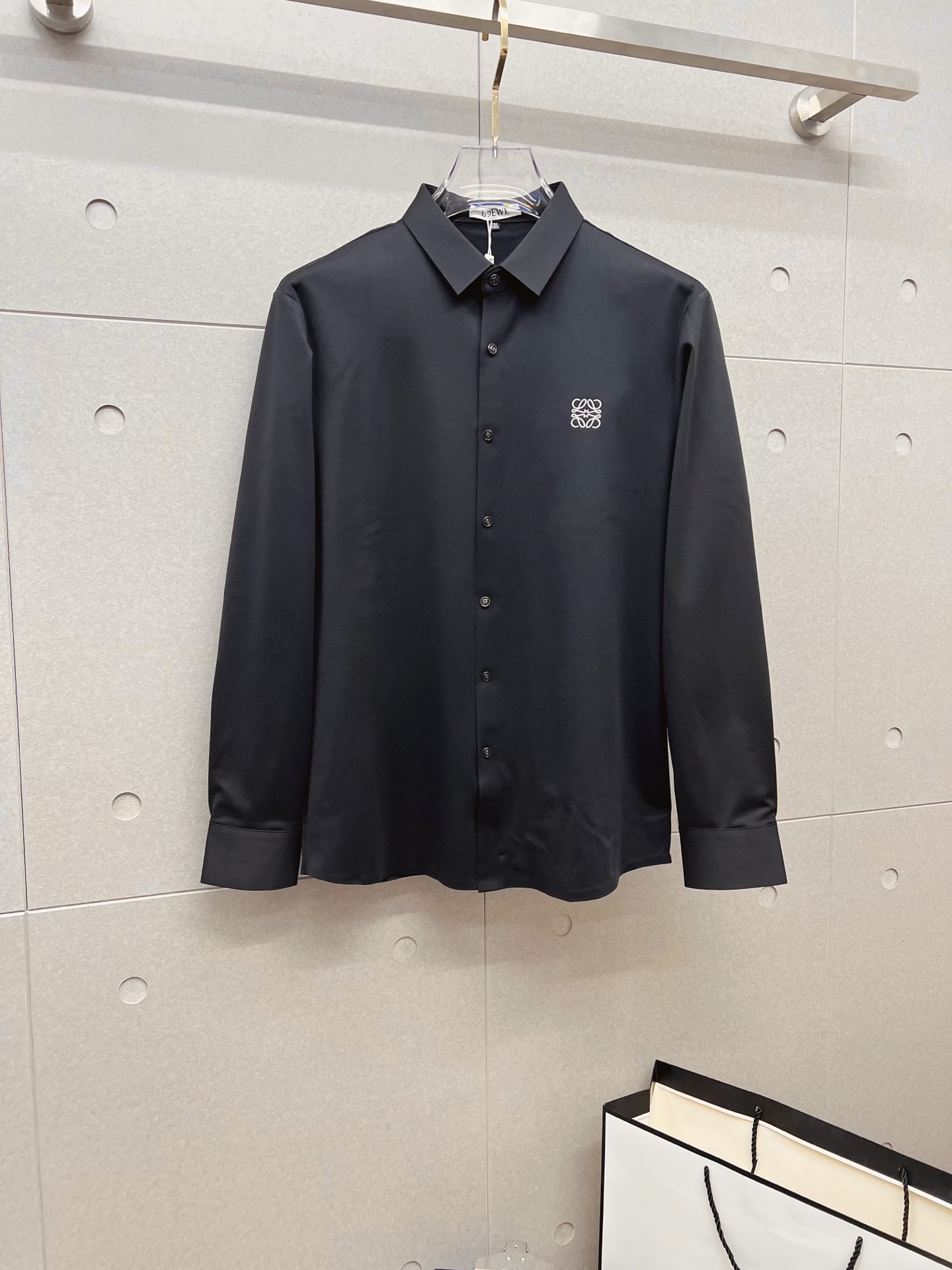 NO:600743,'Loewe' original order. Hot item coming. 2025ss official website new long-sleeved shirt, exquisite embroidered logo high-end version, counter customized fabric, high breathability and comfort, precision production, perfect detail processing, brand element design concept, reflecting high quality. Delicate and soft touch!  It presents a casual cut and the upper body shape is awesome!  Size M-3XL,,loewe,shirts,alexander wang19860909《 罗意威 》 原单货. 爆款来袭 2025ss官网新款长袖 衬衫 衬衣,精美刺绣Logo 高端版本,专柜定制面料 透气舒适度高,精工制作,细节处理完美无可挑剔,品牌元素设计理念,体现高品质.手感细腻柔软！呈现休闲裁剪,上身版型超赞！码数M-3XL,,loewe,shirts,alexander wang,Men's clothing