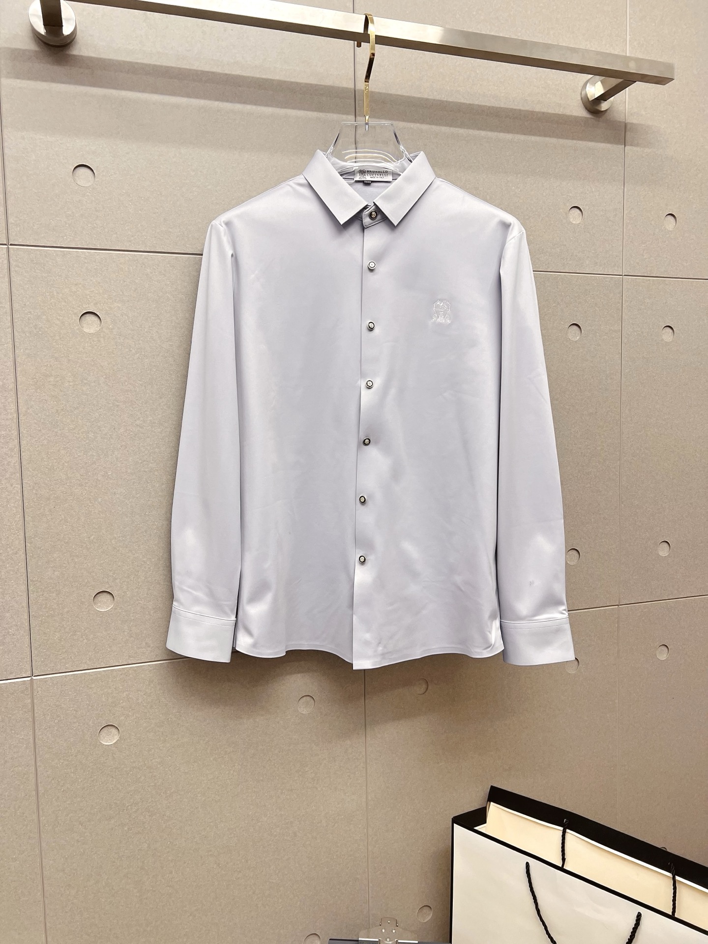 NO:600746,'BC' Original order. Hot item coming. 2025ss official website new long-sleeved shirt, exquisite embroidered logo high-end version, counter custom fabric. High breathability and comfort, precision production, perfect detail processing, brand element design concept, reflecting high quality. Delicate and soft feel!  It presents a casual cut and the upper body shape is awesome!  Size M-3XL,,shirts,alexander wang19860909《 BC 》 原单货. 爆款来袭 2025ss官网新款长袖 衬衫 衬衣,精美刺绣Logo 高端版本,专柜定制面料 透气舒适度高,精工制作,细节处理完美无可挑剔,品牌元素设计理念,体现高品质.手感细腻柔软！呈现休闲裁剪,上身版型超赞！码数M-3XL,,shirts,alexander wang,Men's clothing