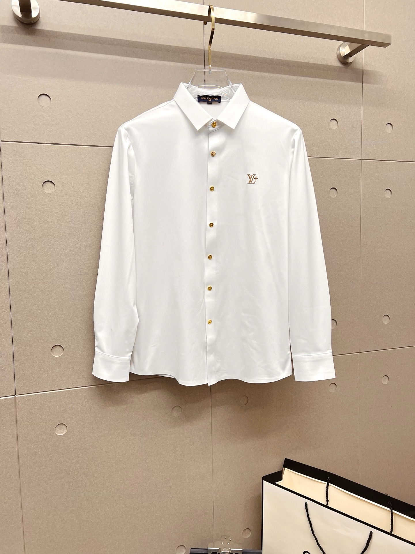 NO:600749,'LV' original order. Hot item is coming. 2025ss official website new long-sleeved shirt, exquisite embroidered logo high-end version, counter customized fabric, high breathability and comfort, precision production, perfect detail processing, brand element design concept, reflecting high quality. Delicate and soft touch!  It presents a casual cut and the upper body shape is awesome!  Size M-3XL,,louis vuitton,shirts,alexander wang19860909《 LV 》 原单货. 爆款来袭 2025ss官网新款长袖 衬衫 衬衣,精美刺绣Logo 高端版本,专柜定制面料 透气舒适度高,精工制作,细节处理完美无可挑剔,品牌元素设计理念,体现高品质.手感细腻柔软！呈现休闲裁剪,上身版型超赞！码数M-3XL,,louis vuitton,shirts,alexander wang,Men's clothing