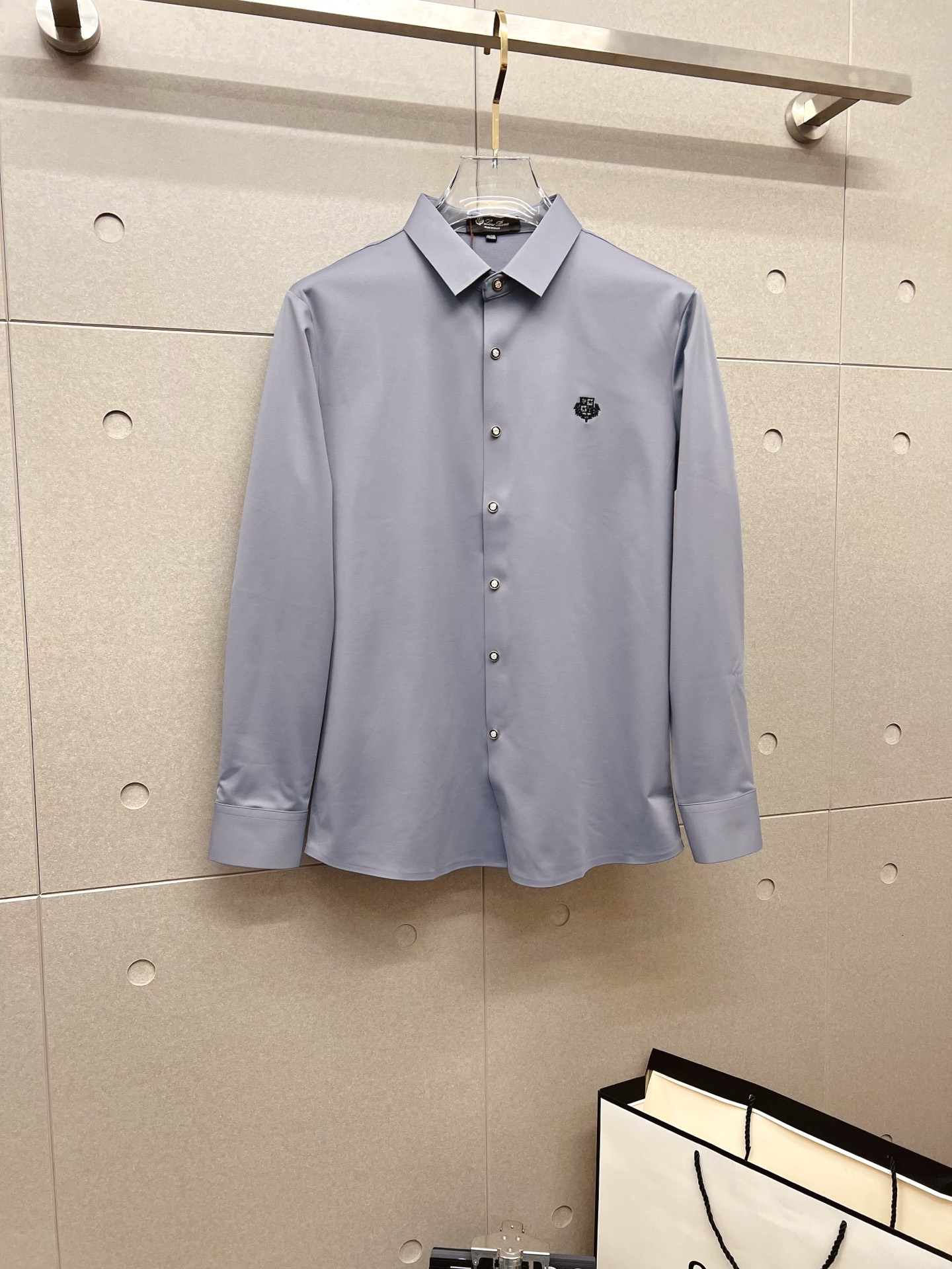 NO:600723,'LP' Original item. Hot item coming. 2025ss official website new long-sleeved shirt, exquisite embroidered logo high-end version, counter customized fabric, high breathability and comfort, precision production, perfect detail processing, brand element design concept, reflecting high quality. It feels delicate and soft!  It presents a casual cut and the upper body shape is awesome!  Size M-3XL,,loro piana,shirts,alexander wang19860909《 LP 》 原单货. 爆款来袭 2025ss官网新款长袖 衬衫 衬衣,精美刺绣Logo 高端版本,专柜定制面料 透气舒适度高,精工制作,细节处理完美无可挑剔,品牌元素设计理念,体现高品质.手感细腻柔软！呈现休闲裁剪,上身版型超赞！码数M-3XL,,loro piana,shirts,alexander wang,Men's clothing