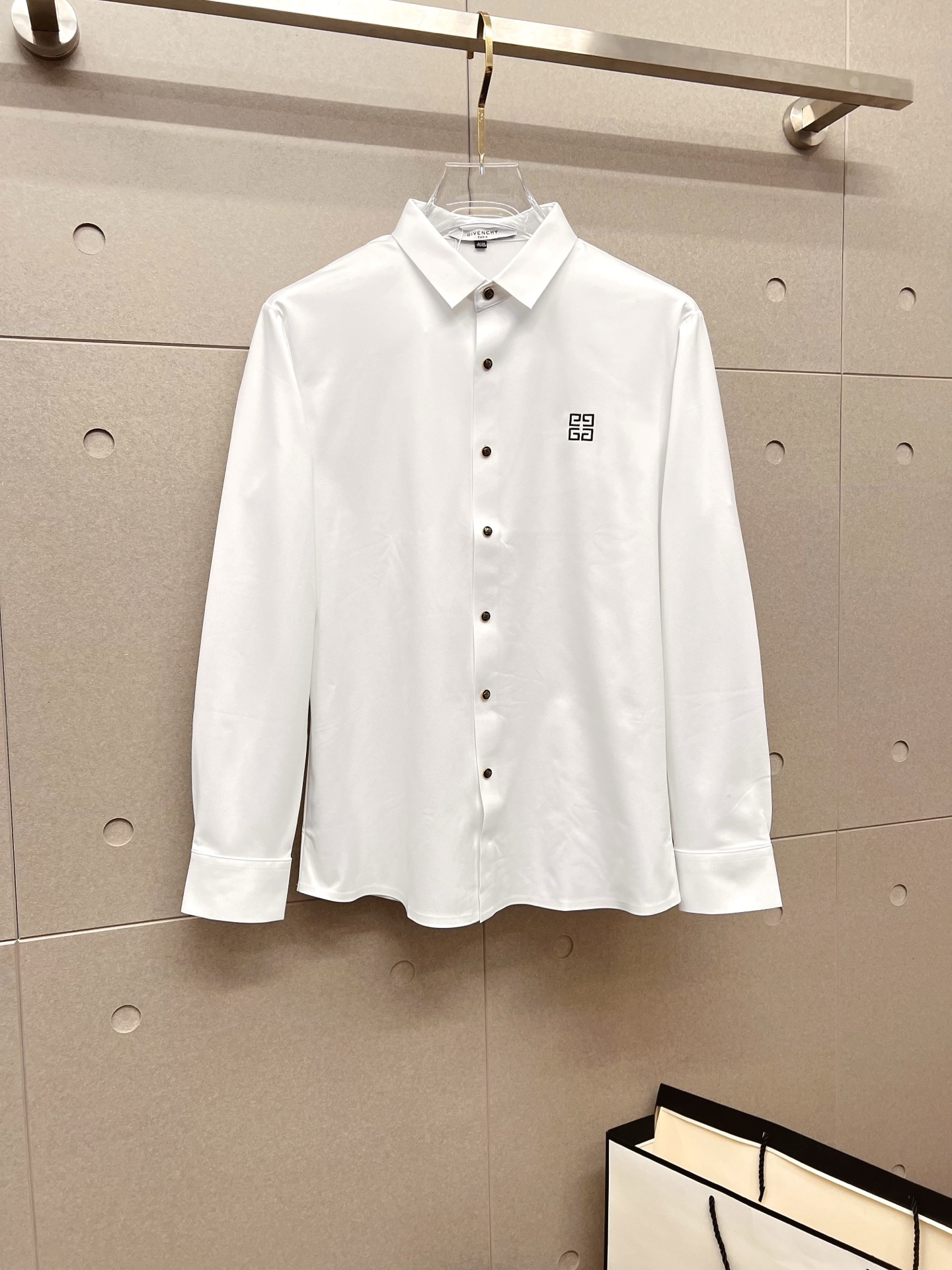 NO:600726,'Givenchy' original order. Hot sale coming. 2025ss official website new long-sleeved shirt, exquisite embroidered logo high-end version, counter custom fabric. High breathability and comfort, precision production, perfect detail processing, brand element design concept, reflecting high quality. Delicate and soft touch!  It presents a casual cut and the upper body shape is awesome!  Size M-3XL,,givenchy,shirts,alexander wang19860909《 纪梵希 》 原单货. 爆款来袭 2025ss官网新款长袖 衬衫 衬衣,精美刺绣Logo 高端版本,专柜定制面料 透气舒适度高,精工制作,细节处理完美无可挑剔,品牌元素设计理念,体现高品质.手感细腻柔软！呈现休闲裁剪,上身版型超赞！码数M-3XL,,givenchy,shirts,alexander wang,Men's clothing